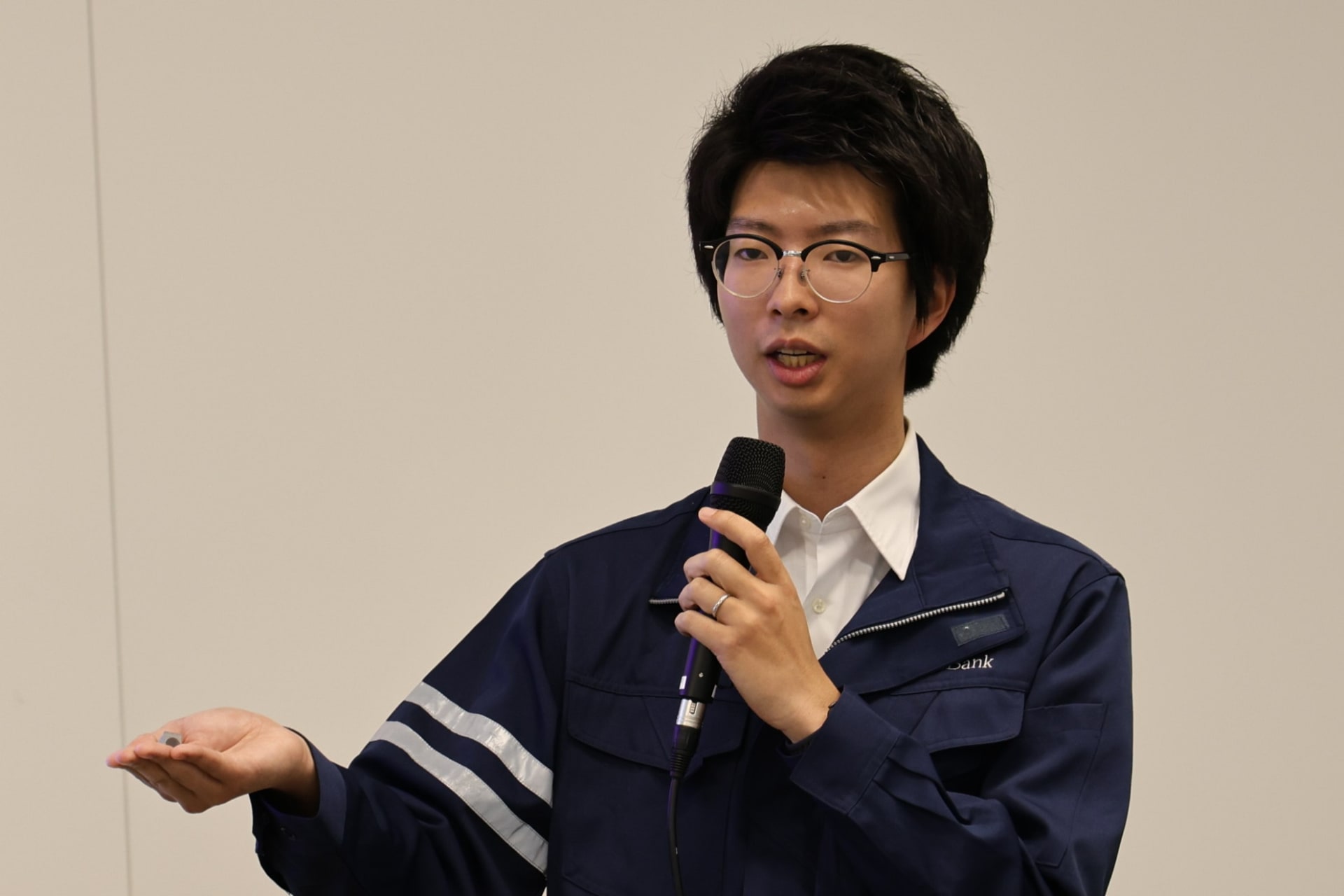 保前氏の手のひらにのる新開発のアンテナ