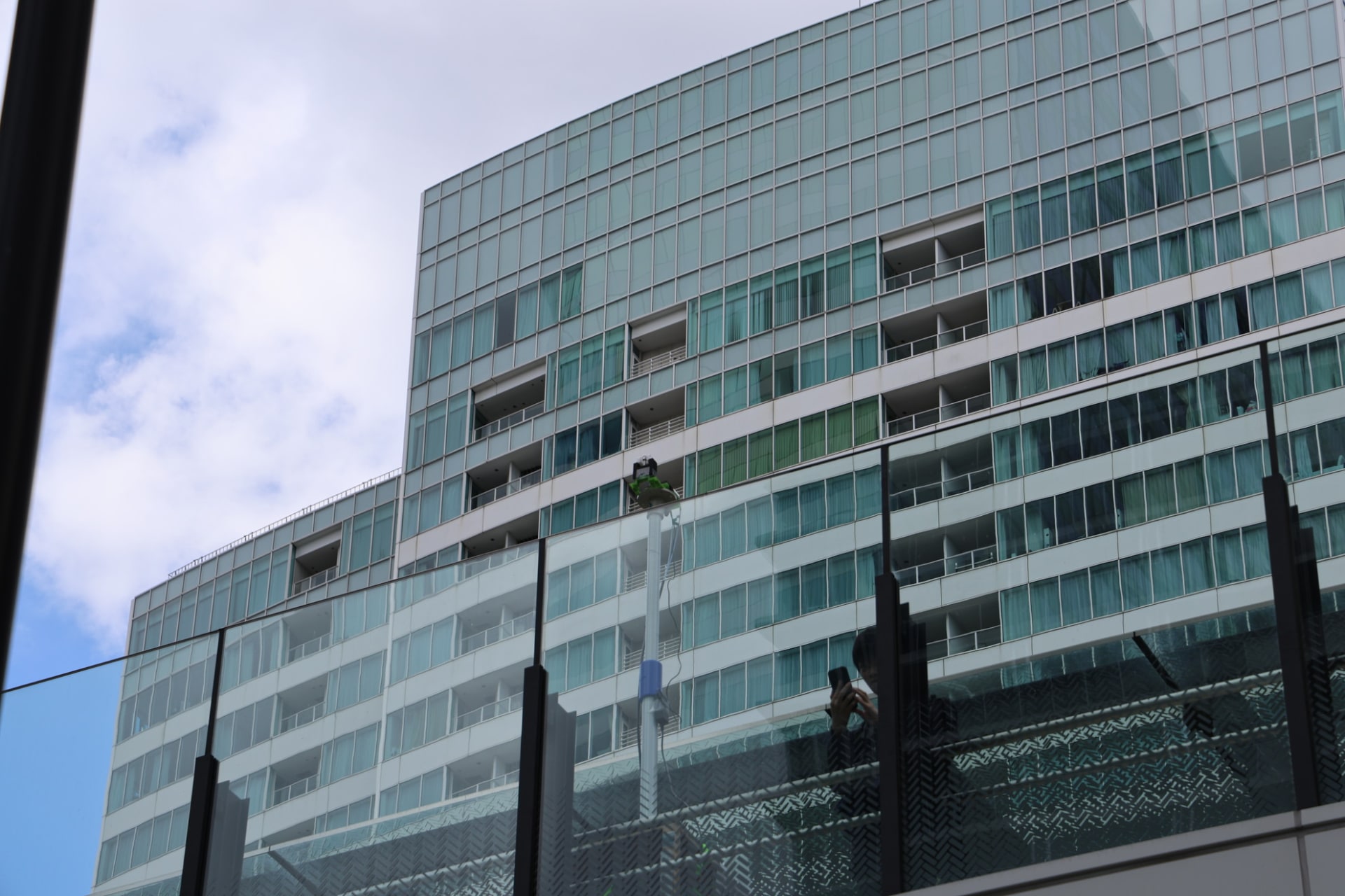 送信側は歩行者デッキ上に設置