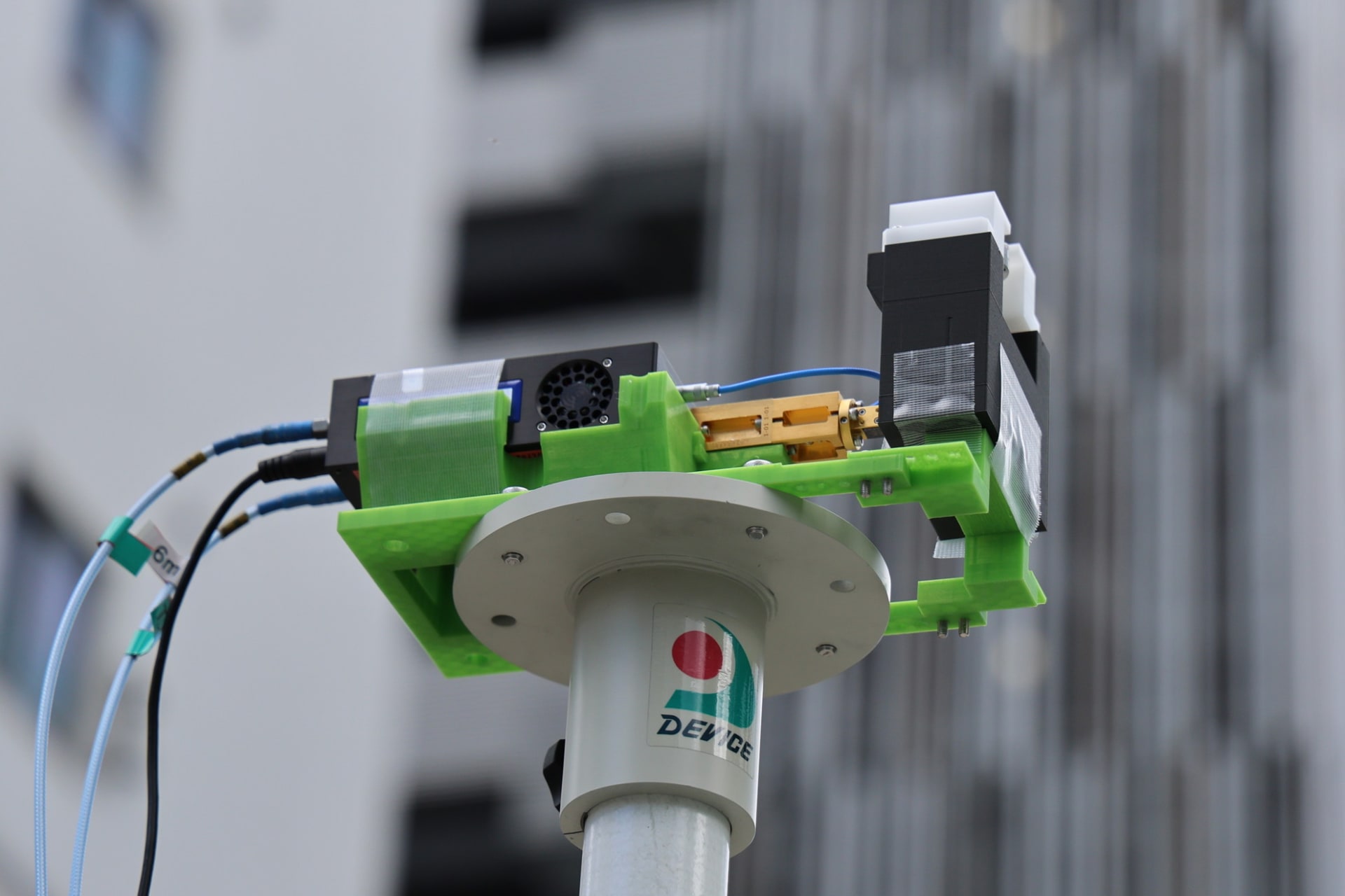 送信アンテナ、頭（ケーブルが出ていない方）の黒い部材の上にアンテナがある