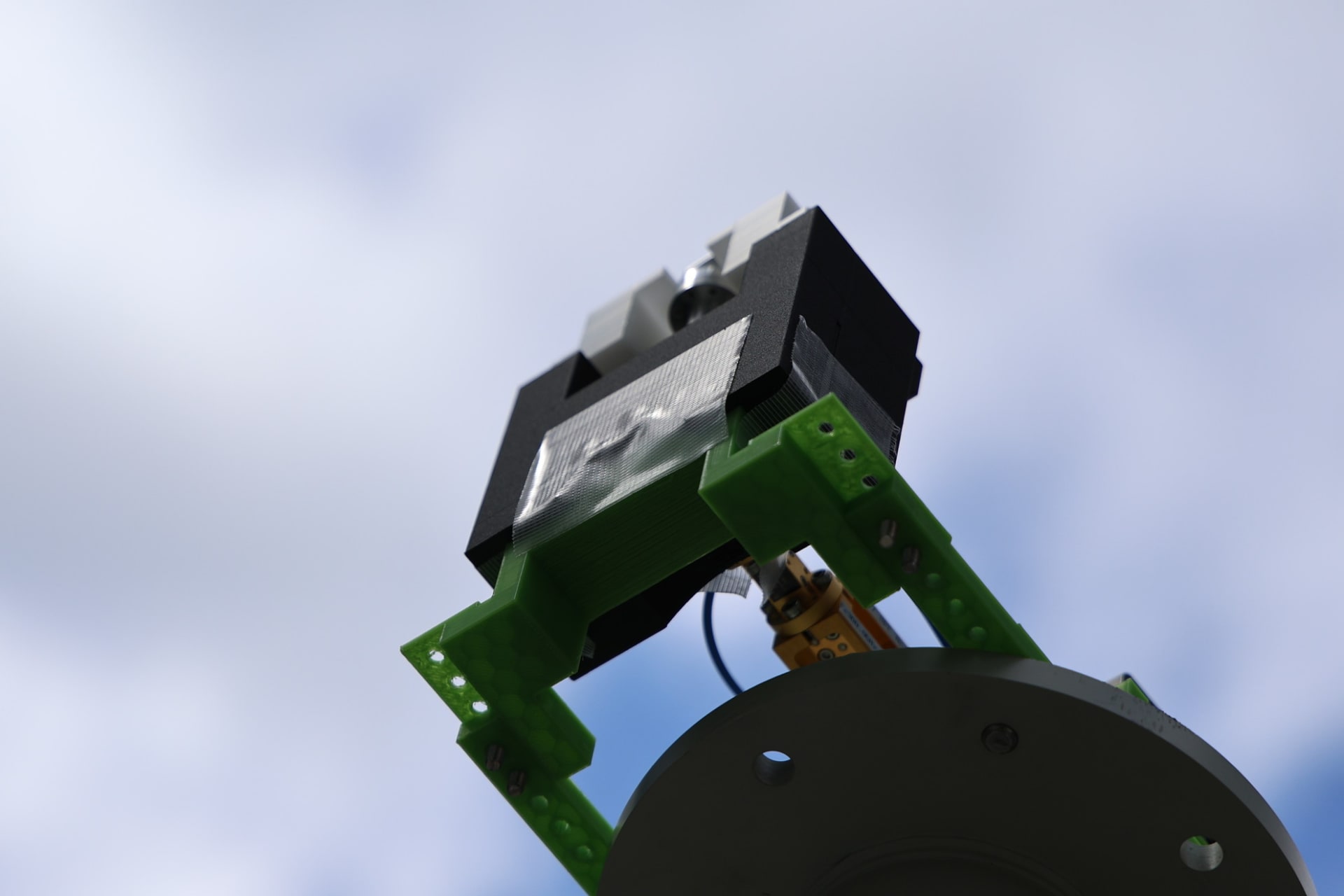 アンテナは、上の白く囲まれた部分の中央にある