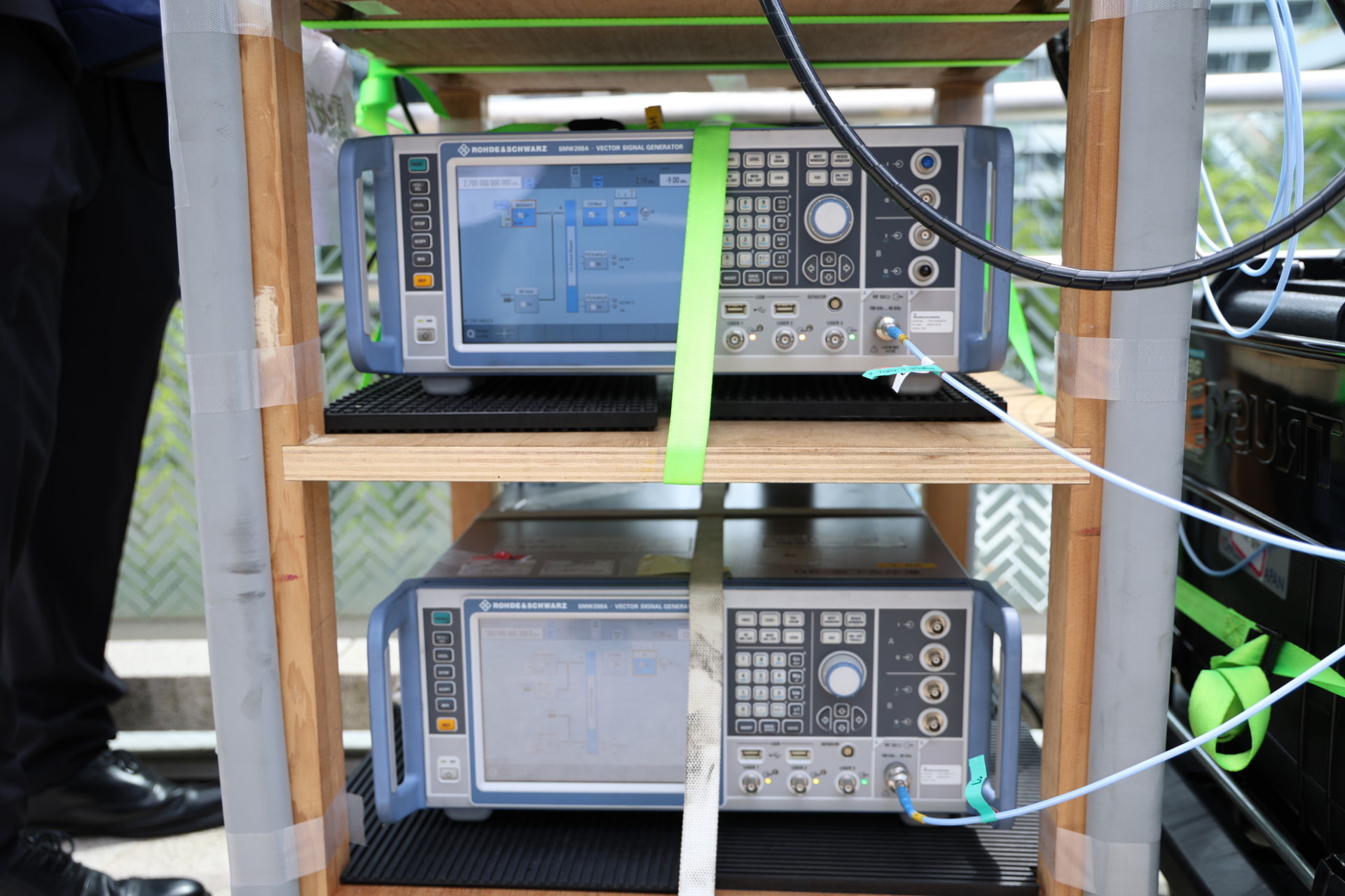 上の機材で5G NR信号を出力、下の機材で300GHz帯の周波数に変換して送信する