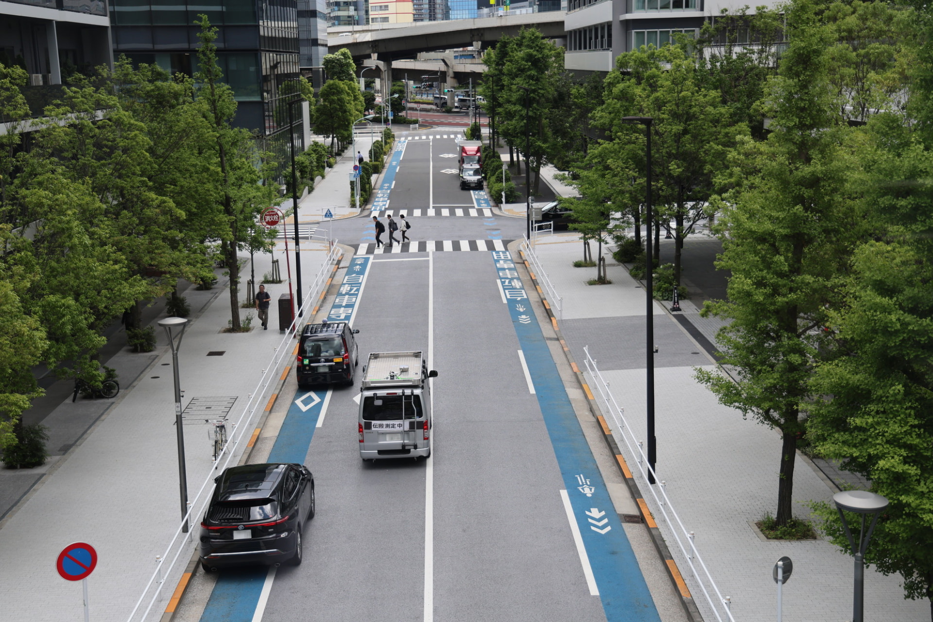 ソフトバンク本社ビル付近の直線道路で実施