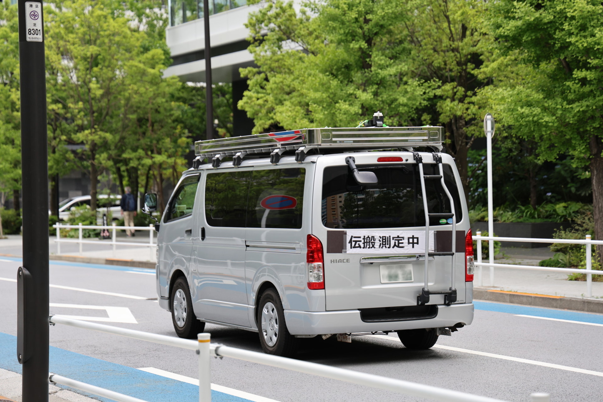 ワゴン車のキャリア後方にアンテナを設置