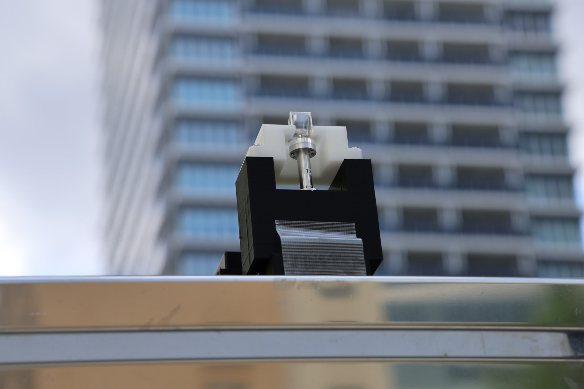 ワゴン車のキャリア後方にアンテナを設置