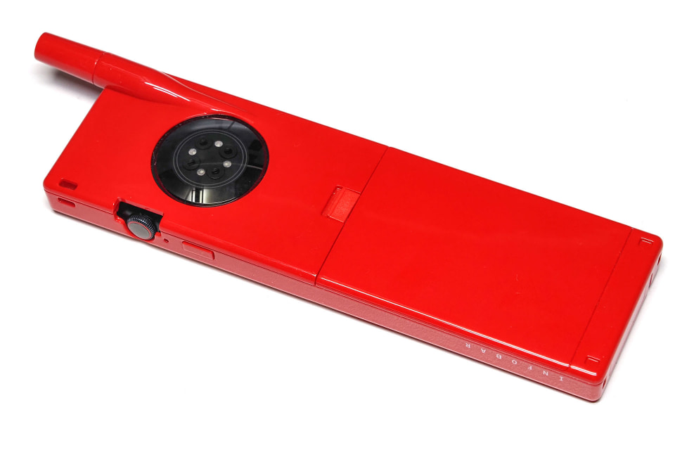 ポップで愉快！ 「初代INFOBAR型Apple Watch Case」を試してみる