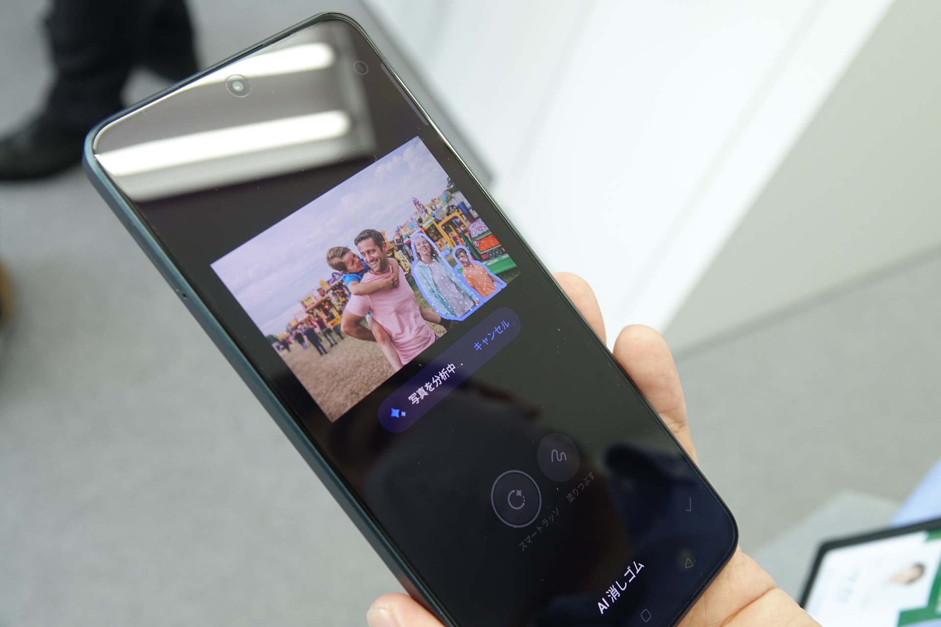 AI消しゴムを使っている様子。指で消したいオブジェクトを選択するだけ