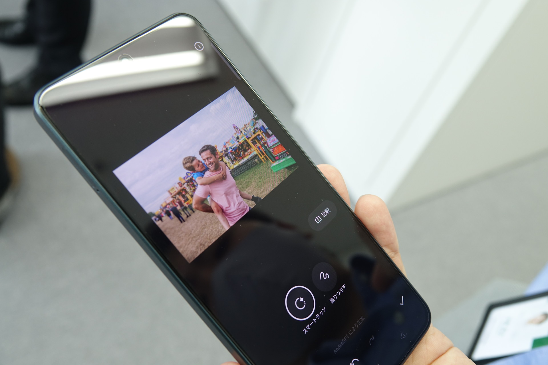 AI消しゴムを使っている様子。指で消したいオブジェクトを選択するだけ