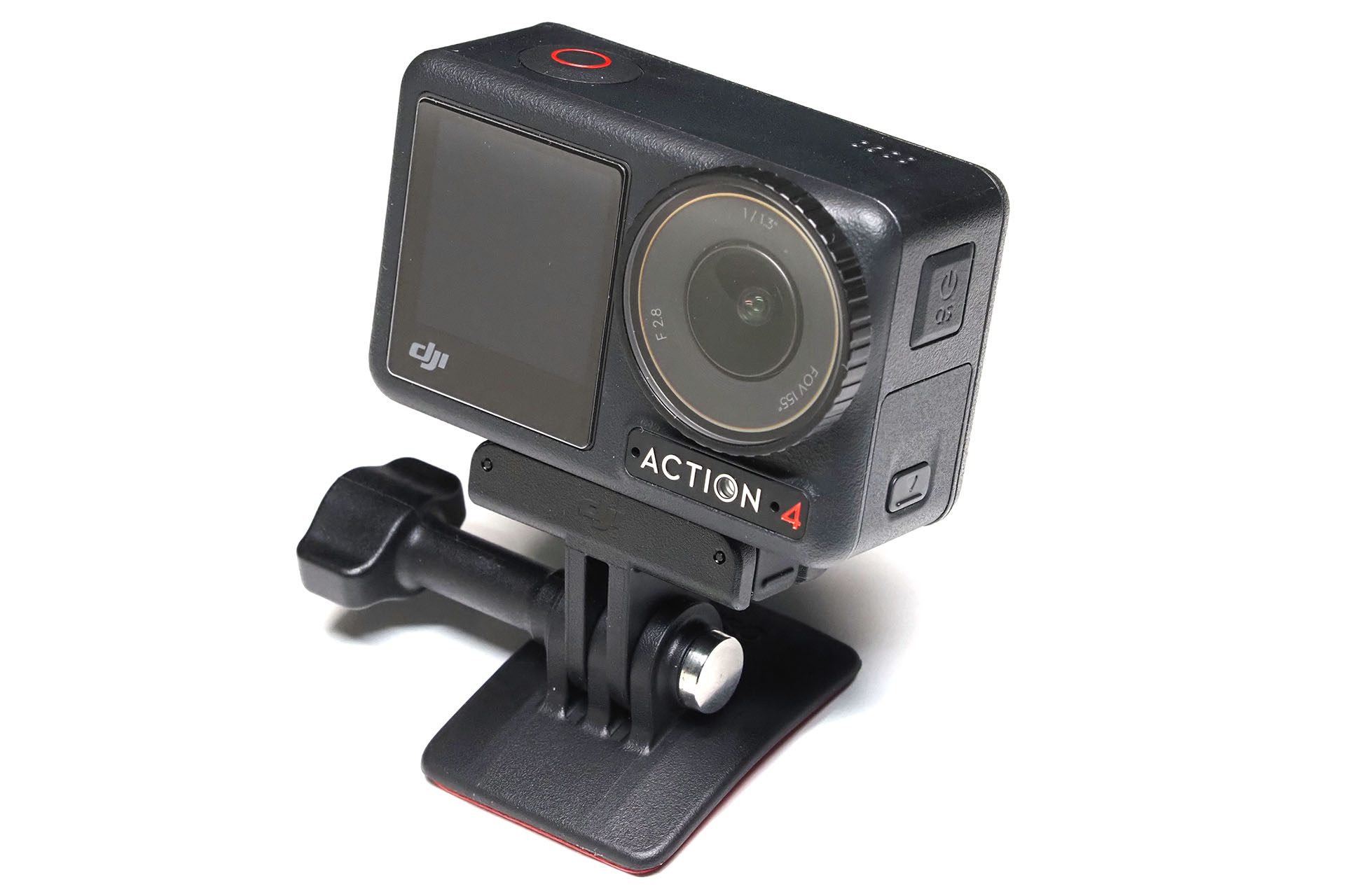 「Osmo Action 接着式カーブベース」の上に「Osmo Action クイックリリース式アダプターマウント」をネジ止めし、その上にOsmo Action 4をセットした様子。いちばん下の「Osmo Action 接着式カーブベース」をバイク取り付け用のマウントや自撮り棒型マウントとかに変えれば、Osmo Action 4で車載撮影や手持ち撮影を行える。