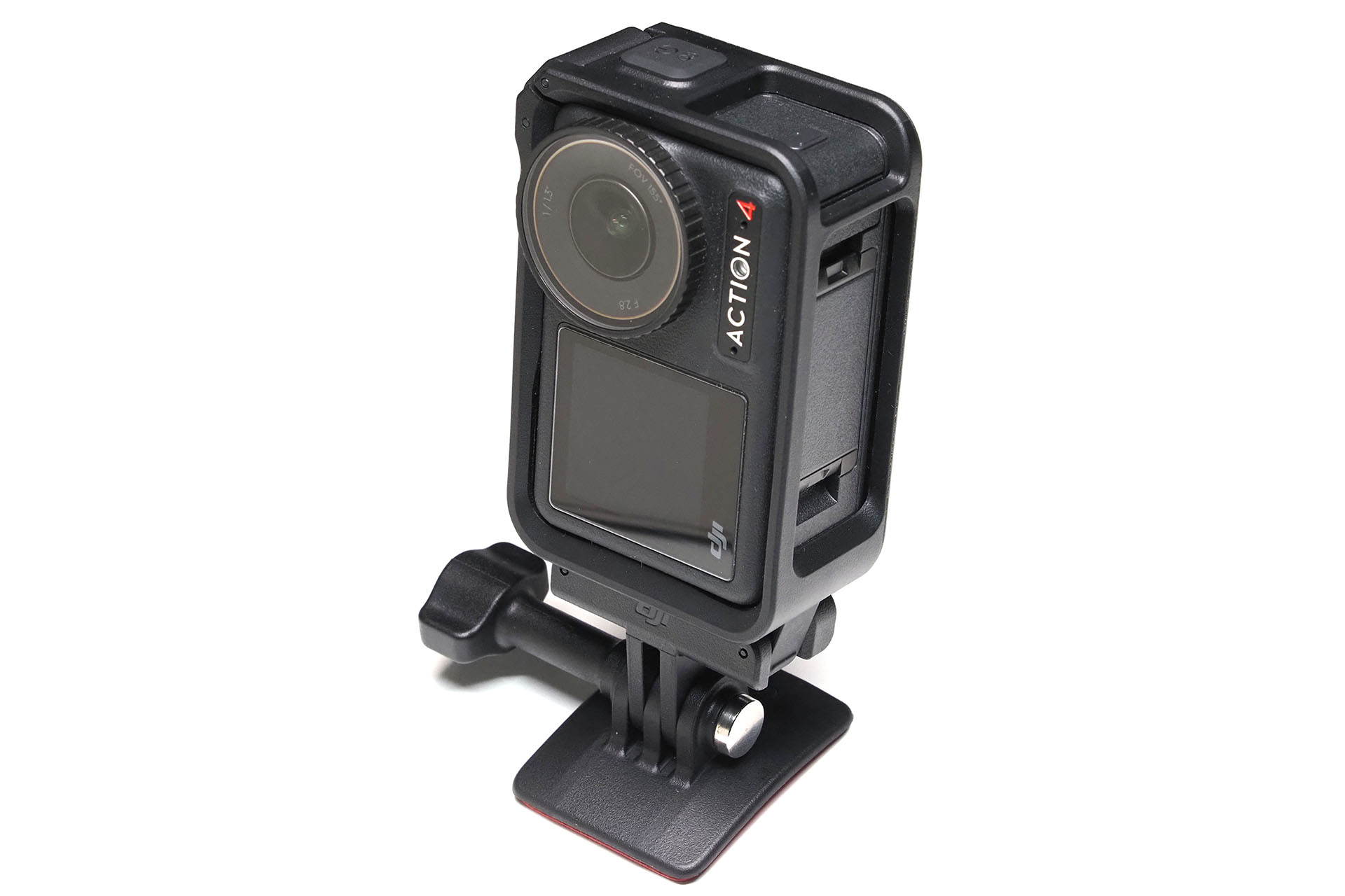 「Osmo Action 保護フレーム（水平＆垂直取り付け）」にOsmo Action 4を入れると、「Osmo Action クイックリリース式アダプターマウント」に対して縦でも横でもワンタッチ着脱ができる。