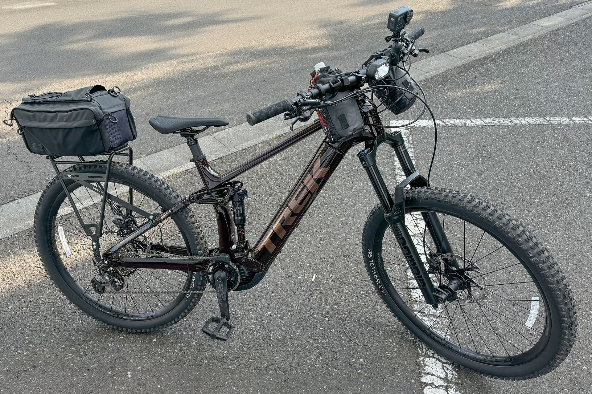 こんな自転車で猫サイクリング。草原にいる猫にも接近可能なマウンテンバイクタイプのe-bikeだ。