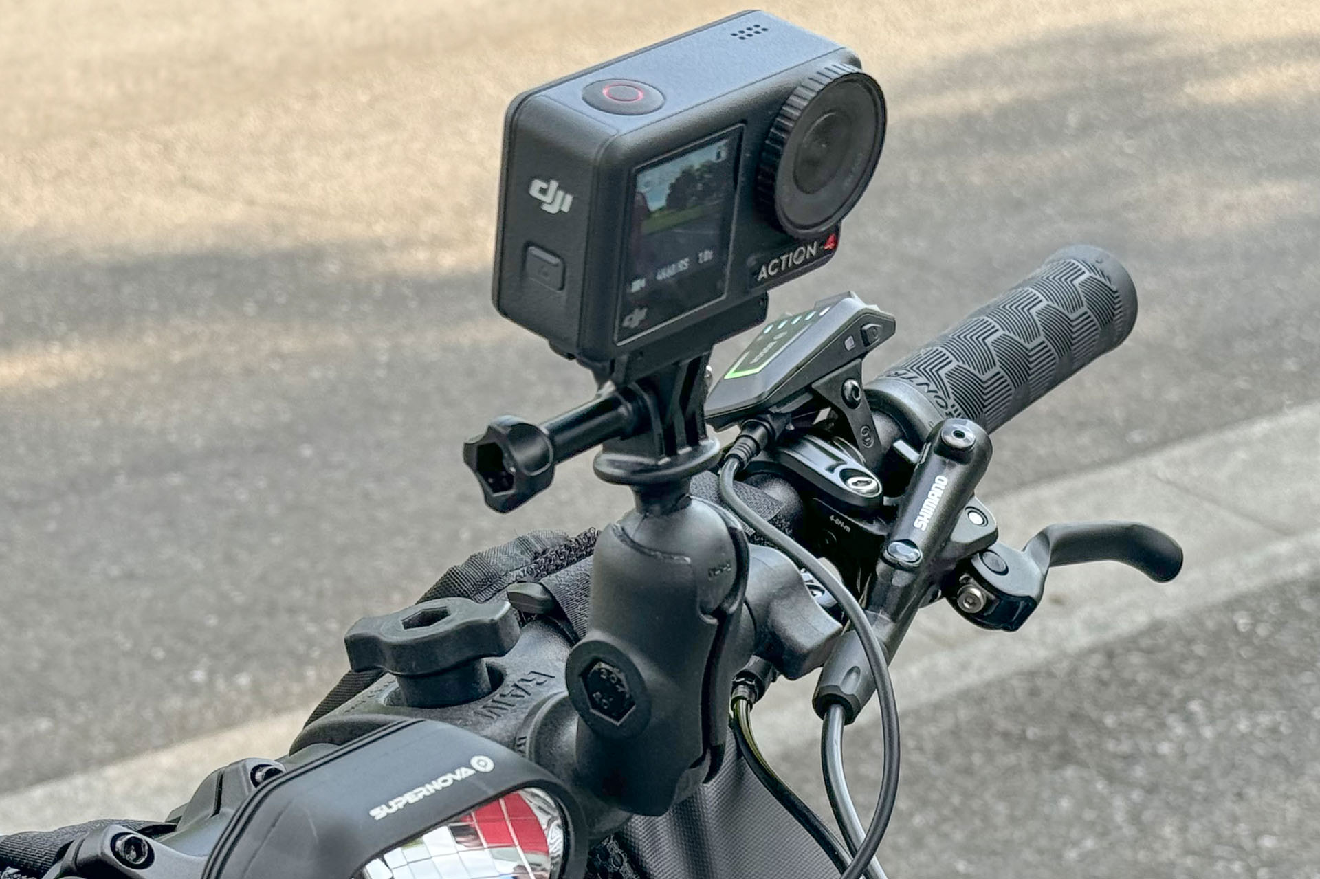 その自転車のハンドルにOsmo Action 4を車載。RAMマウント製のマウントの上に、「Osmo Action クイックリリース式アダプターマウント」を固定し、そこにOsmo Action 4をワンタッチ装着した。