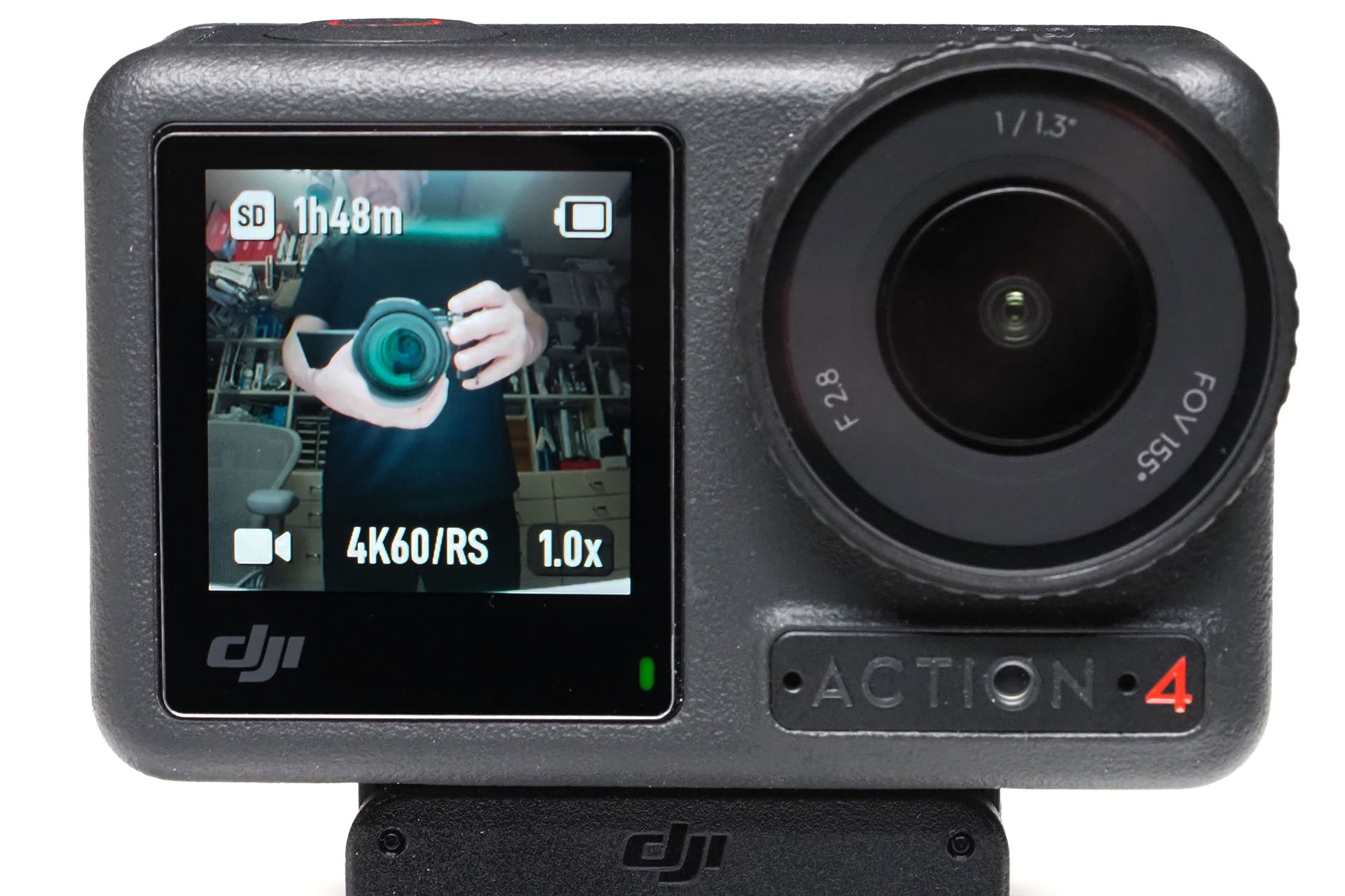 レンズ側にも画面があり、自撮りの確認などにも使えるほか、メインの画面とほぼ同じメニュー操作を行える。操作できる画面は排他で、たとえばメイン画面が操作可能になっていると、レンズ側画面は操作できない（触れても機能変更などができない）。誤操作防止になって便利だ。