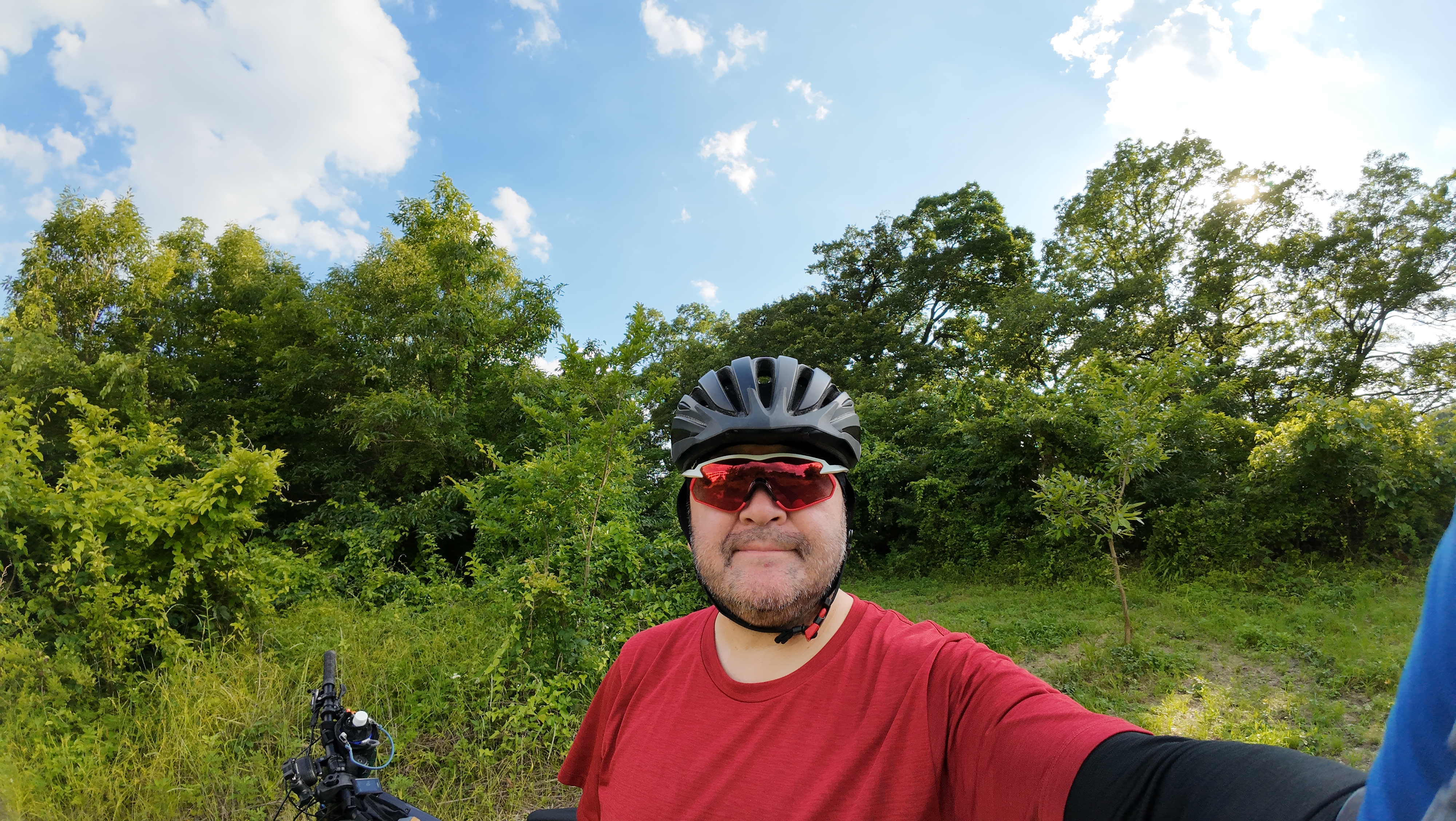 レンズ側にディスプレイがあるので、動画・静止画の自撮りも容易。