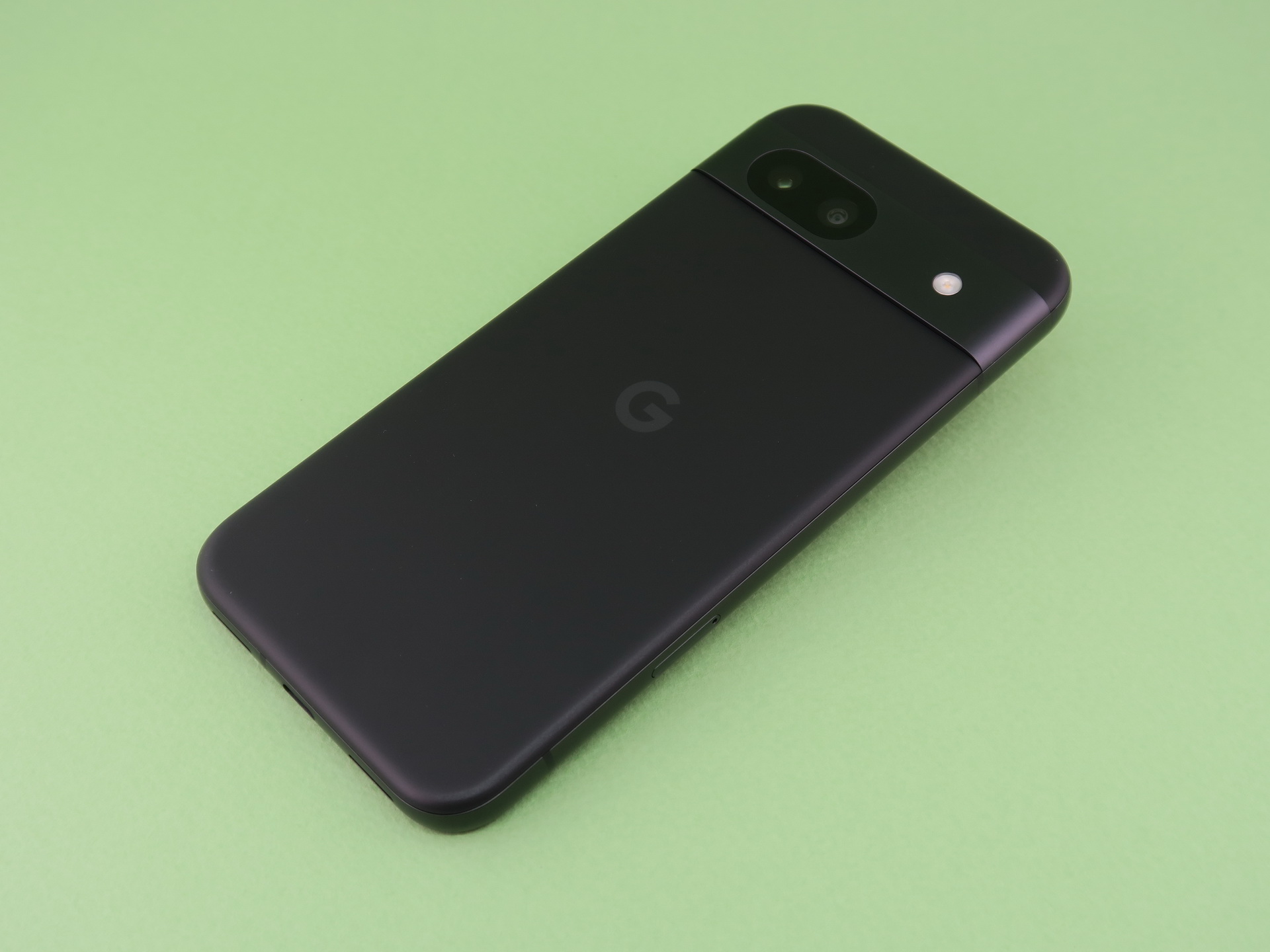 背面は複合素材（リサイクルプラスチック）によるマットな仕上げ