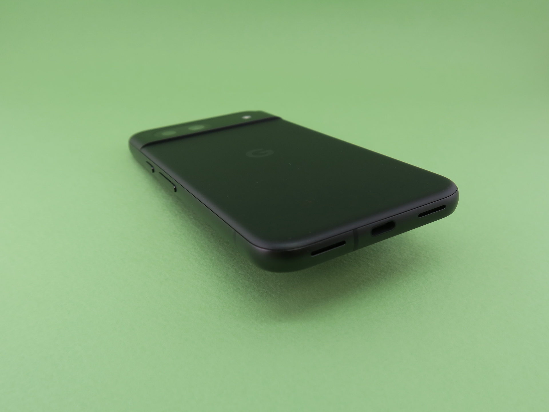 本体下部にはUSB Type-C外部接続端子を備える。カメラバーの突起も実測で約1mm程度と、少ない