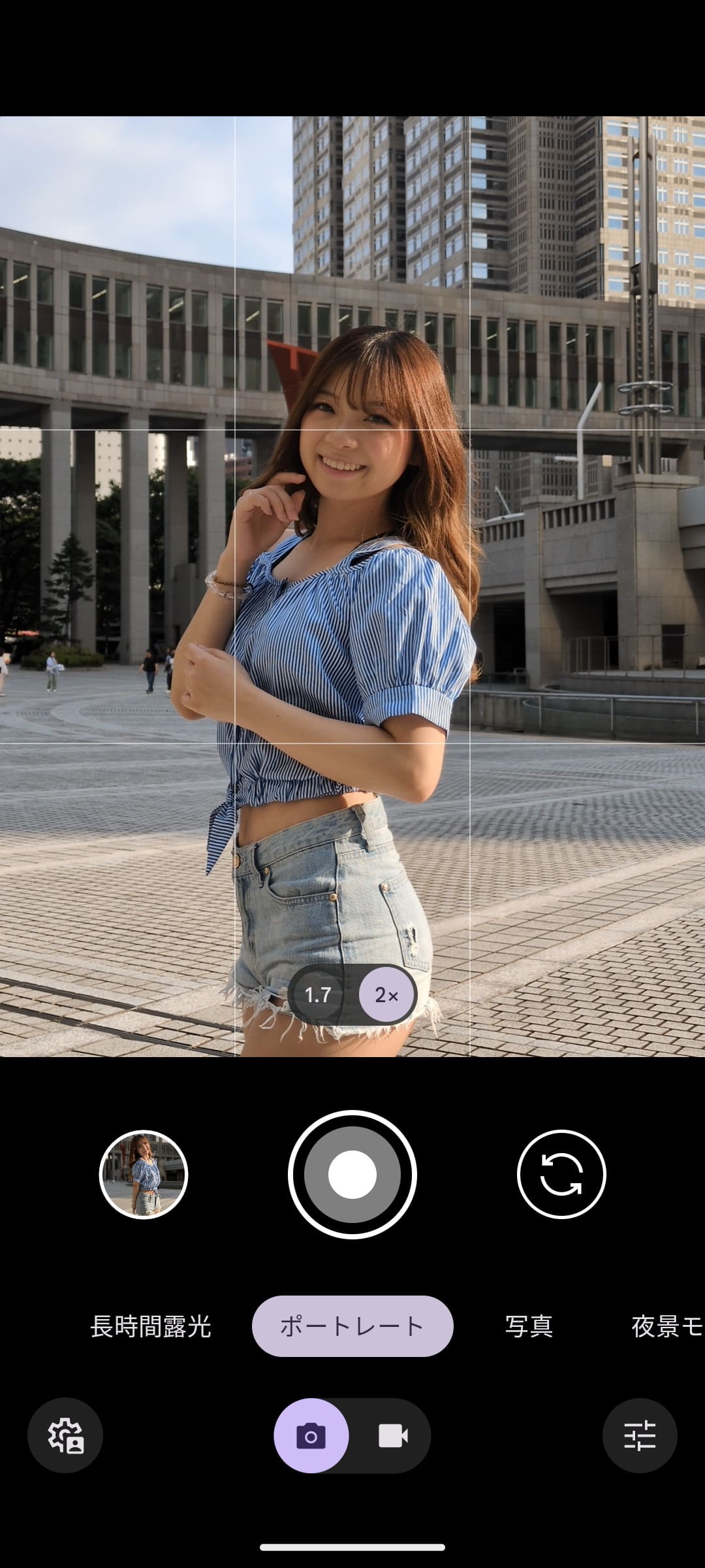 カメラのファインダー画面。最下段中央部分のアイコンで、静止画と動画を切り替える。左下のアイコンで設定が可能。右下のアイコンで明るさやシャドウ、ホワイトバランスを設定できる