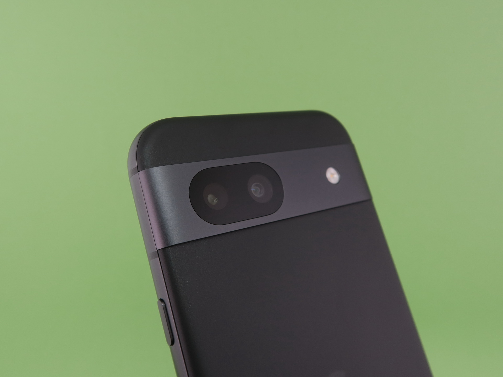 背面のカメラバーに広角カメラと超広角カメラを内蔵