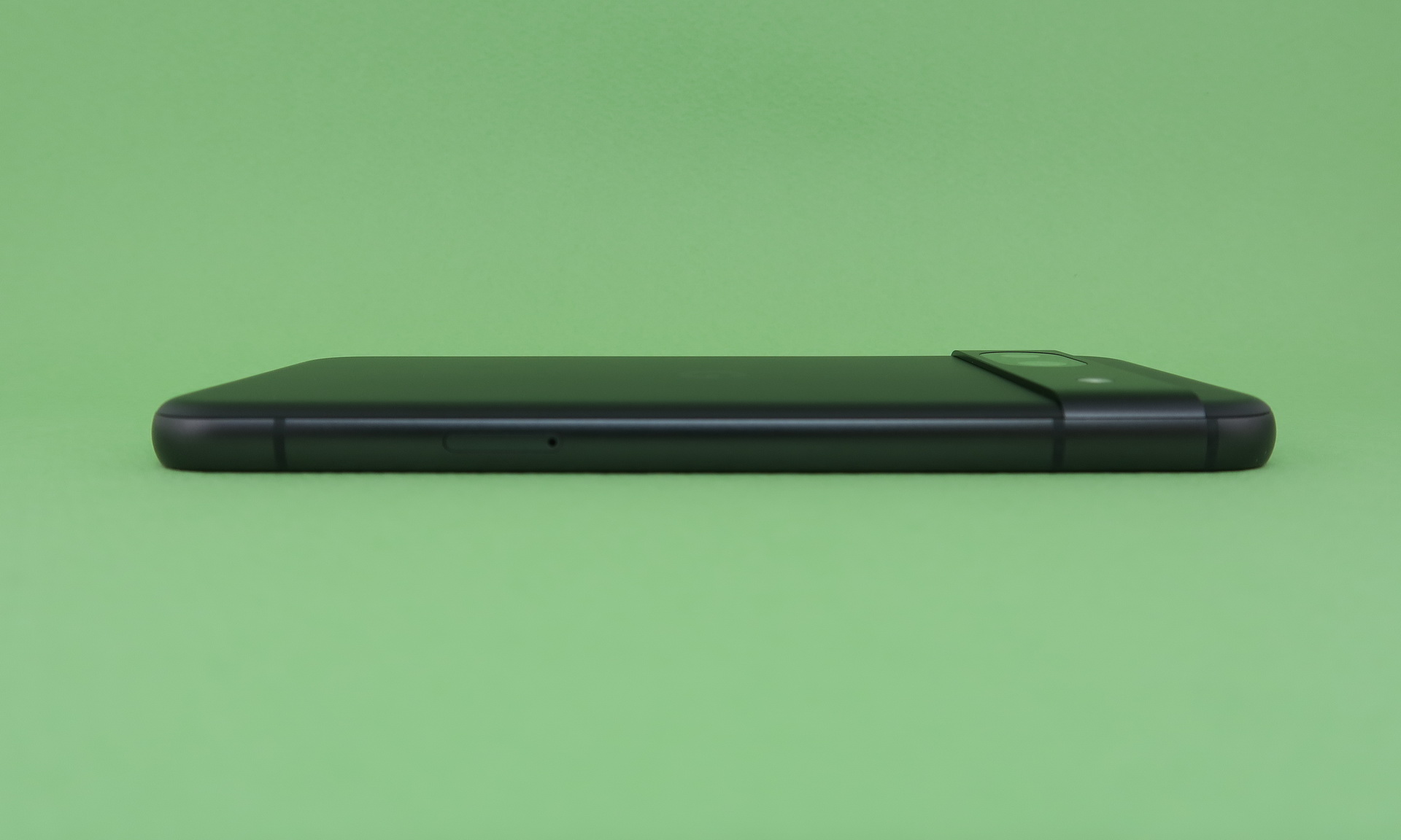 左側面にはピンで取り出すタイプのSIMカードスロットを備える