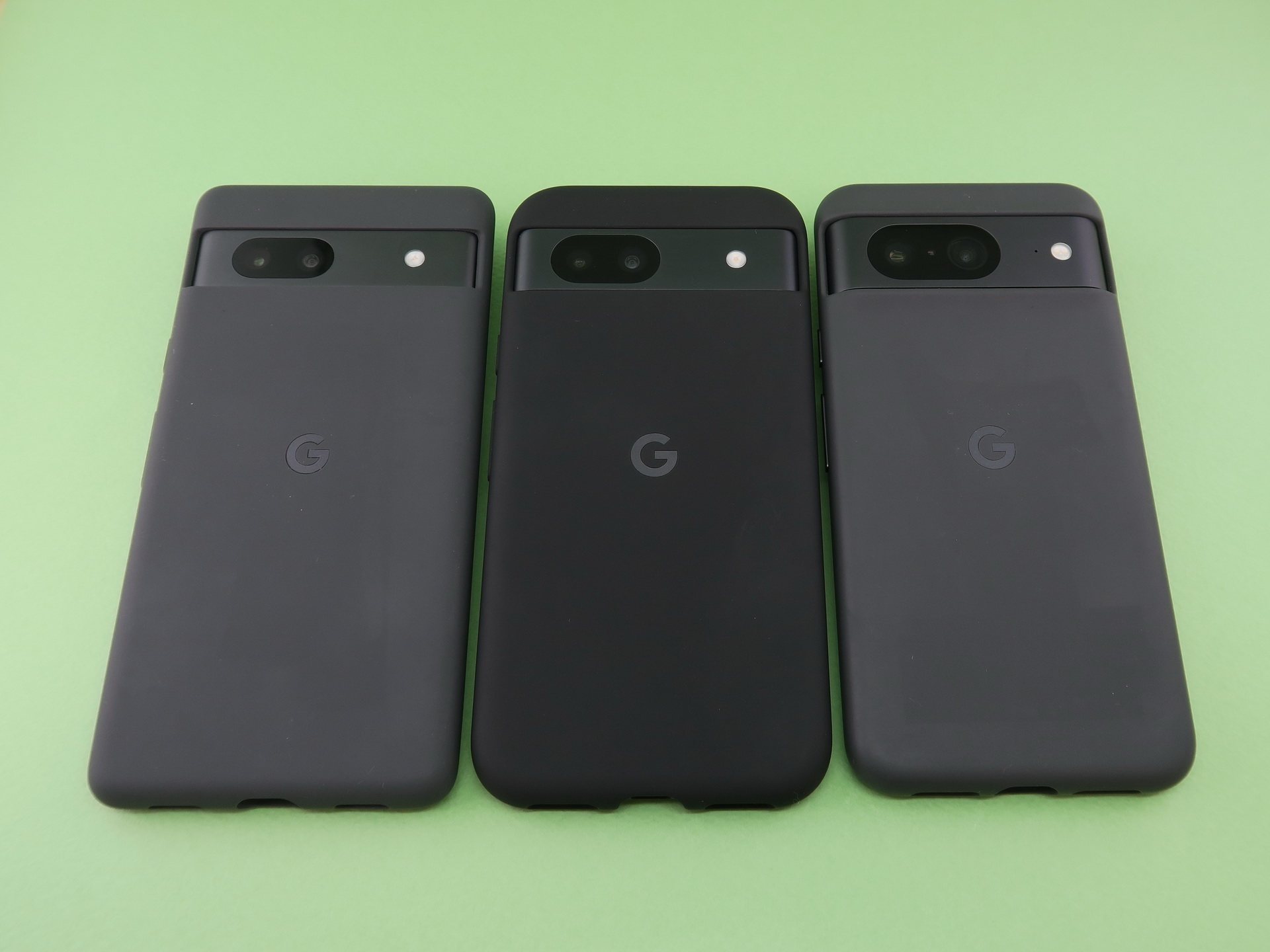 カバーを装着した状態の「Pixel 7a」（左）、「Pixel 8a」（中央）、「Pixel 8」（右）