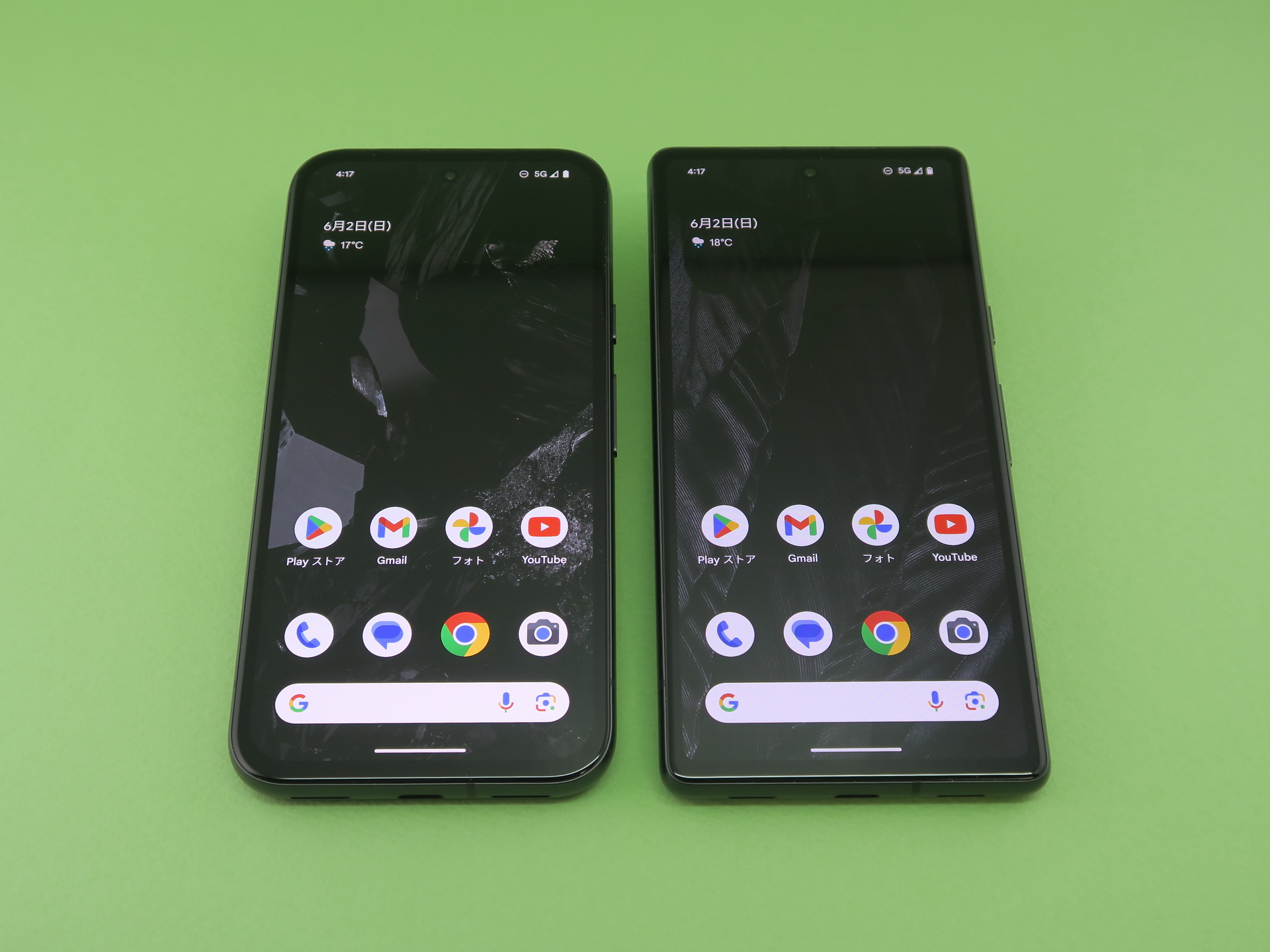 「Pixel 8a」（左）と「Pixel 7a」（右）の前面。ボディ周囲の四隅の形状が変わり、丸みを帯びた形状に仕上げられている