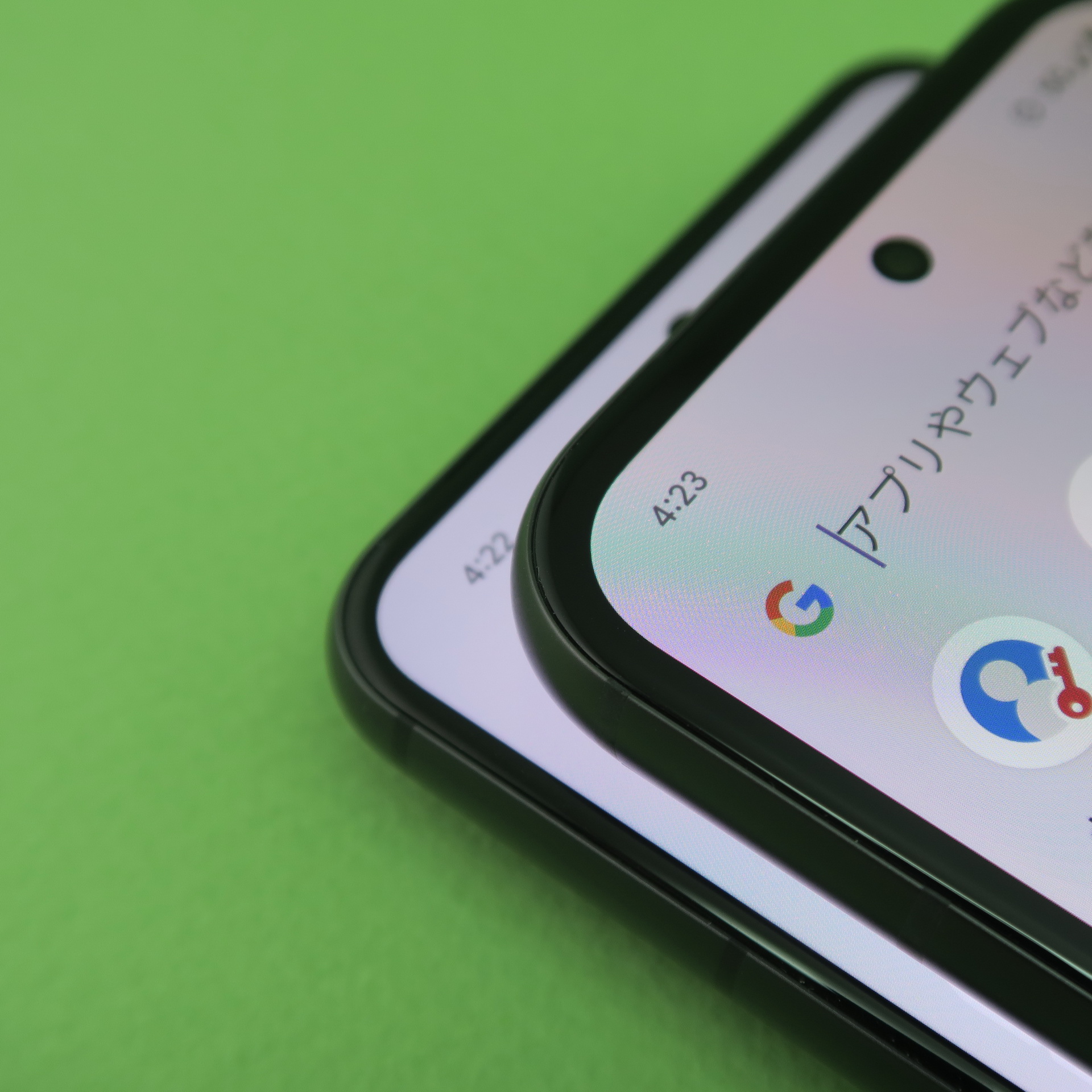 「Pixel 8a」（上）と「Pixel 8」（下）を重ねてみると、ディスプレイの角のカーブがより丸まったことがわかる