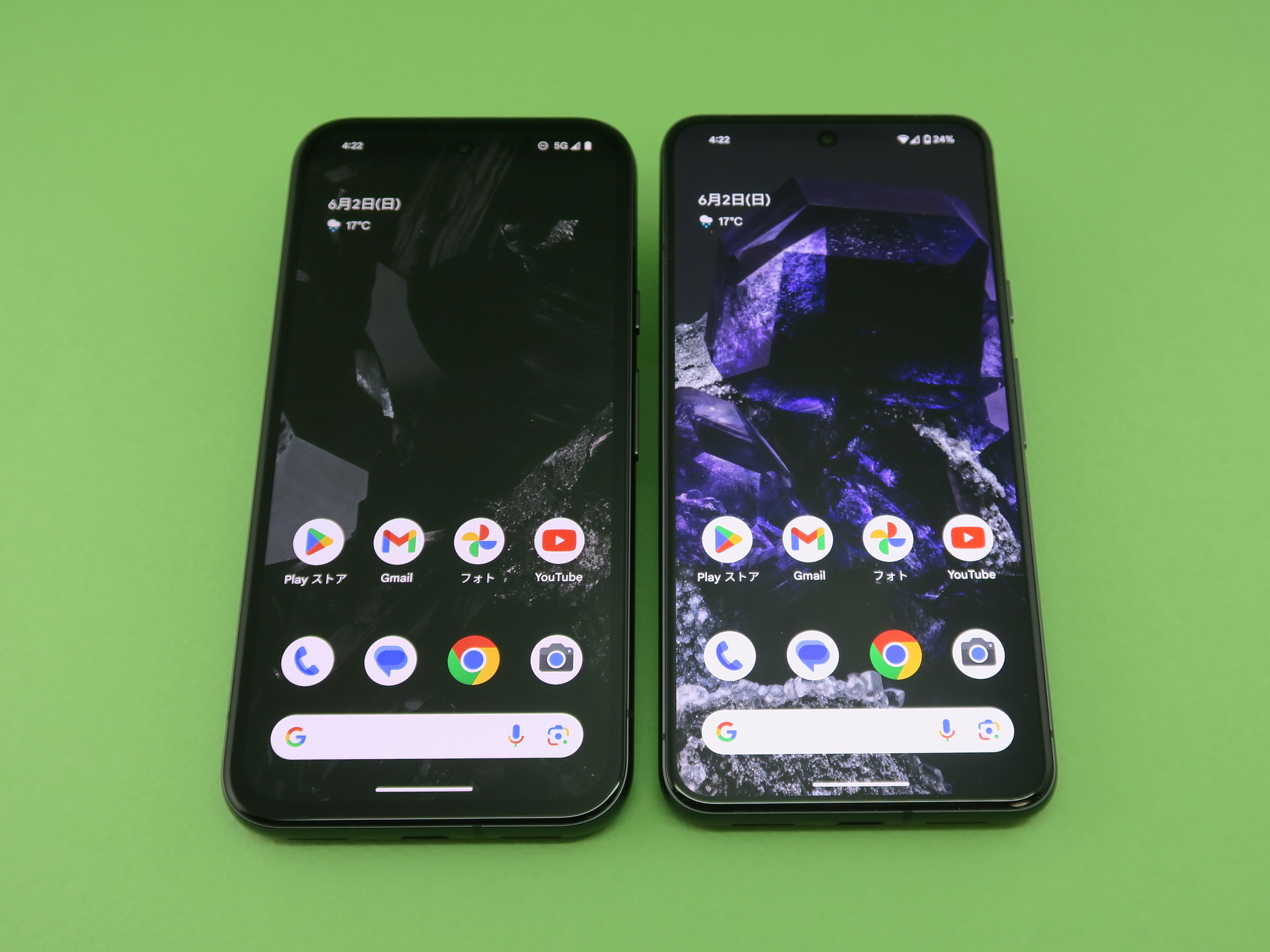 「Pixel 8a」（左）は「Pixel 8」（右）にくらべ、一段と丸みを帯びたボディに変更された