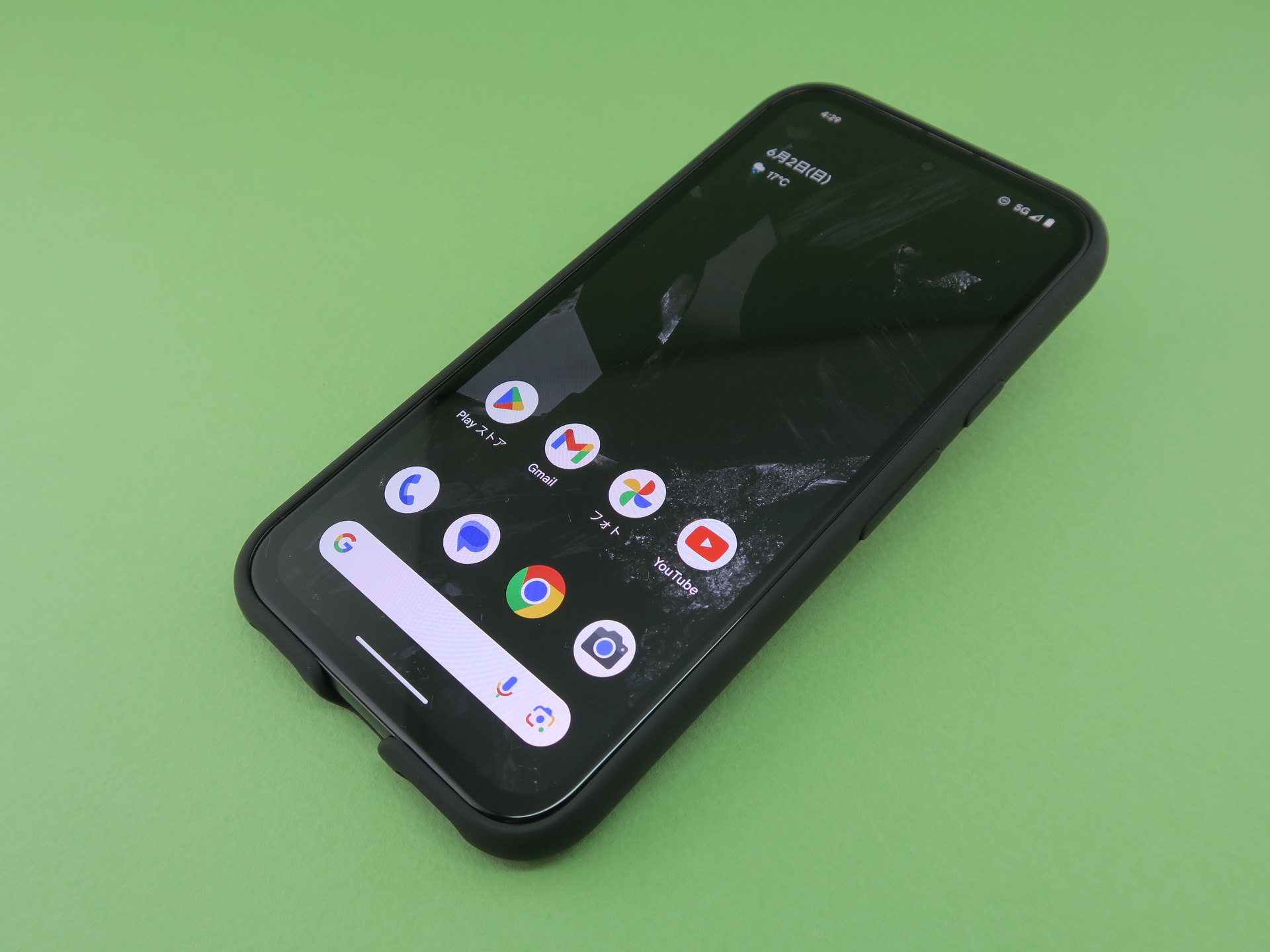 オプションとして販売されている「Pixel 8a Case」を装着。ボディの丸みが少し強調される印象だが、手にフィットして持ちやすい