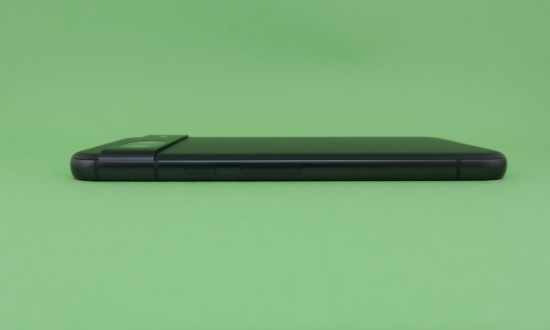 右側面は電源ボタンとシーソー式の音量キーを備える。他のAndroidスマートフォンと違い、上部側に電源ボタンがレイアウトされているが、慣れてしまえば、気にならない