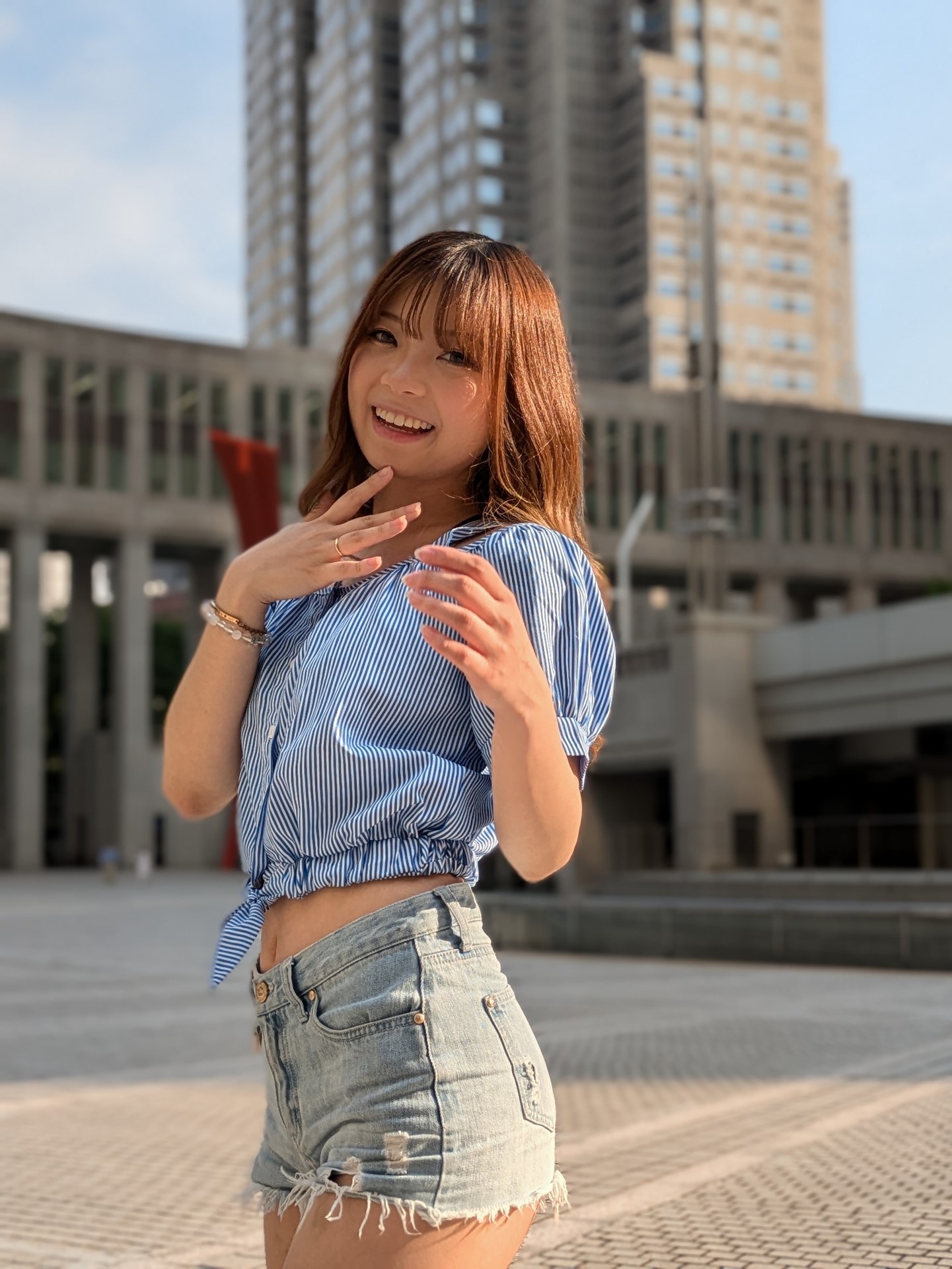 ポートレートで撮影。背景は自然なボケ。右側からの太陽光で、顔は少し影になっているが、にこやかな表情が映されている。モデル：望月ゆうり（X（旧Twitter）：<a href="https://x.com/Tiara00107">@Tiara00107</a>、<a href="https://www.instagram.com/mochi.yuri_/">Instagram：@mochi.yuri_</a>、所属：<a href="http://bonbon-famin.com/">ボンボンファミン・プロダクション</a>）