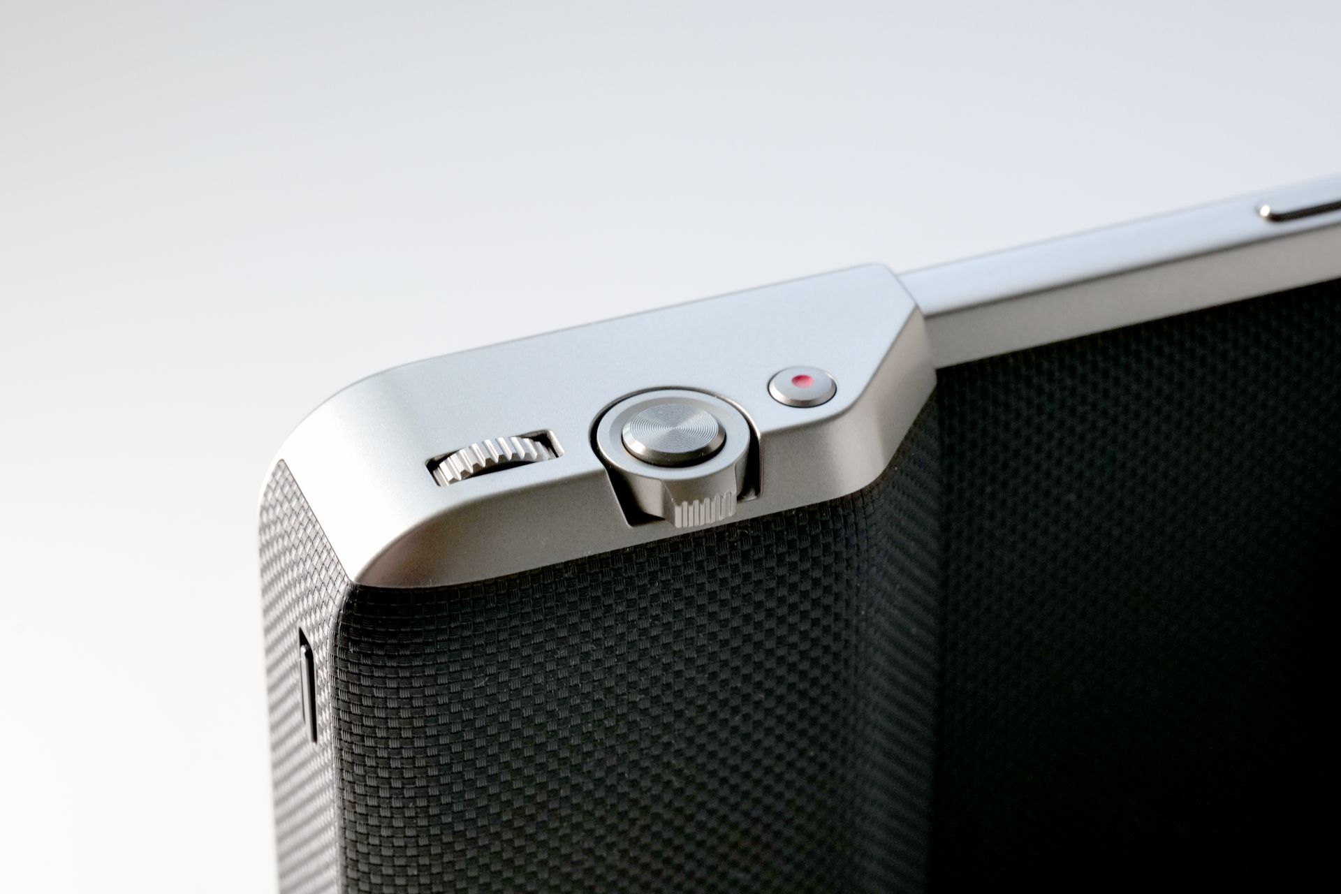 スマートフォンでの撮影体験を向上させてくれるボタンとダイヤル