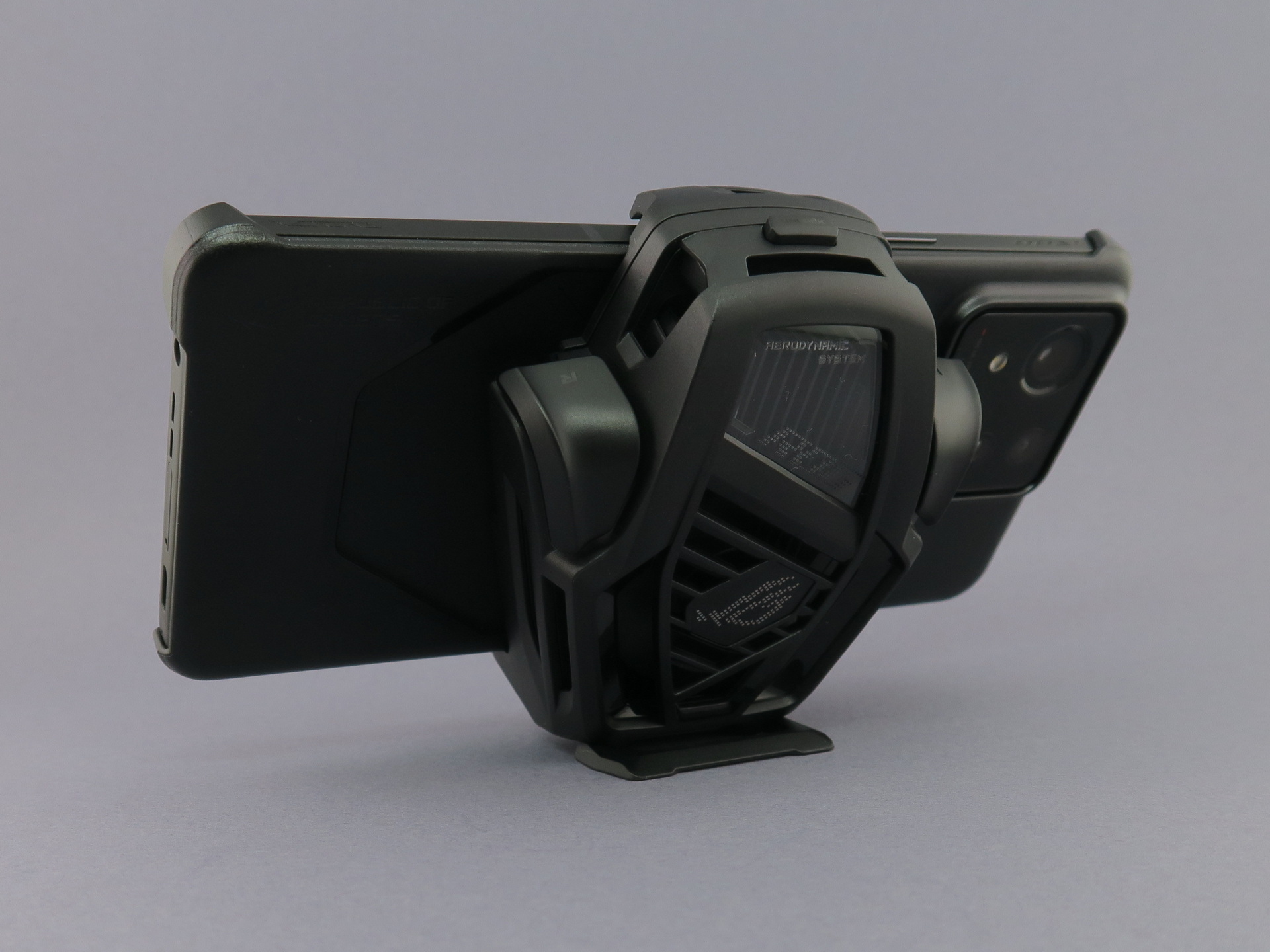 「ROG Phone 8 Pro Edition」に同梱のケースと「AeroActive Cooler X」を装着。下部のキックスタンドで本体を立たせることもできる