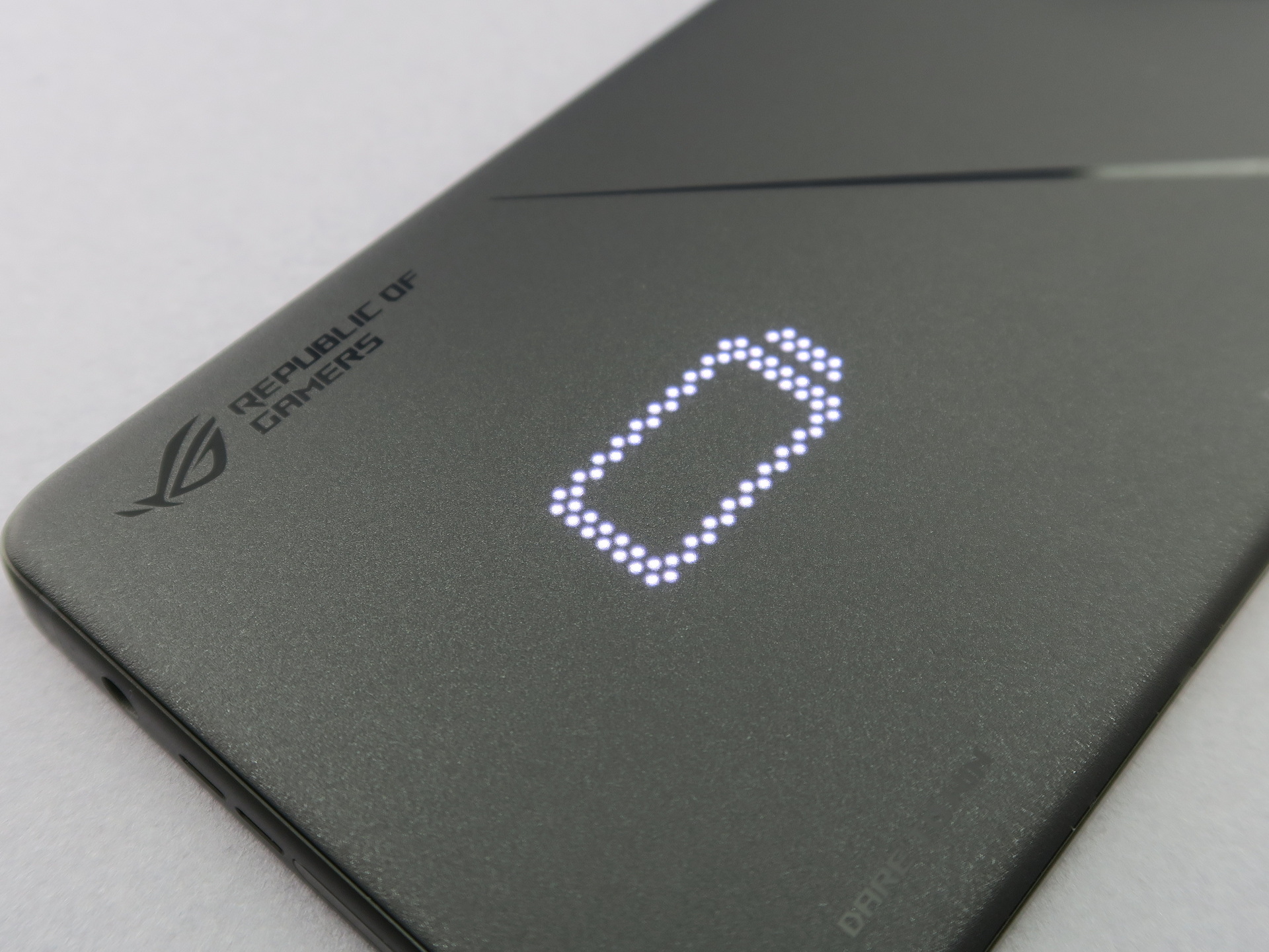 背面中央に備えられた「AniMe Vision」は着信や通知、時刻などを表示できる。USBポートに電源アダプタを接続すると、バッテリーのアイコンが表示され、充電のアニメーションが表示される