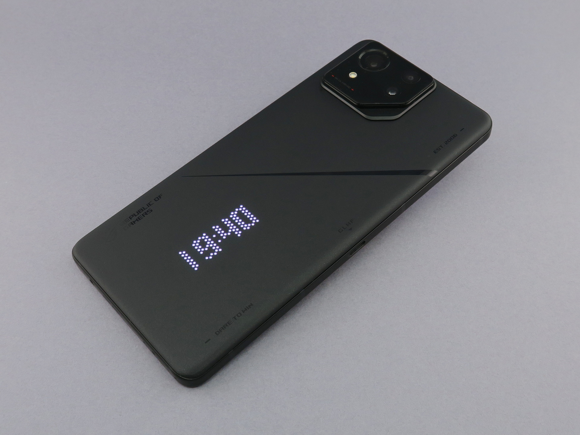 背面はサンド加工のような手触りのマット仕上げ。中央には11×31ドットのマイクロLEDで構成される「AniMe Vision」が搭載され、時刻や通知などがアニメーションで表示される