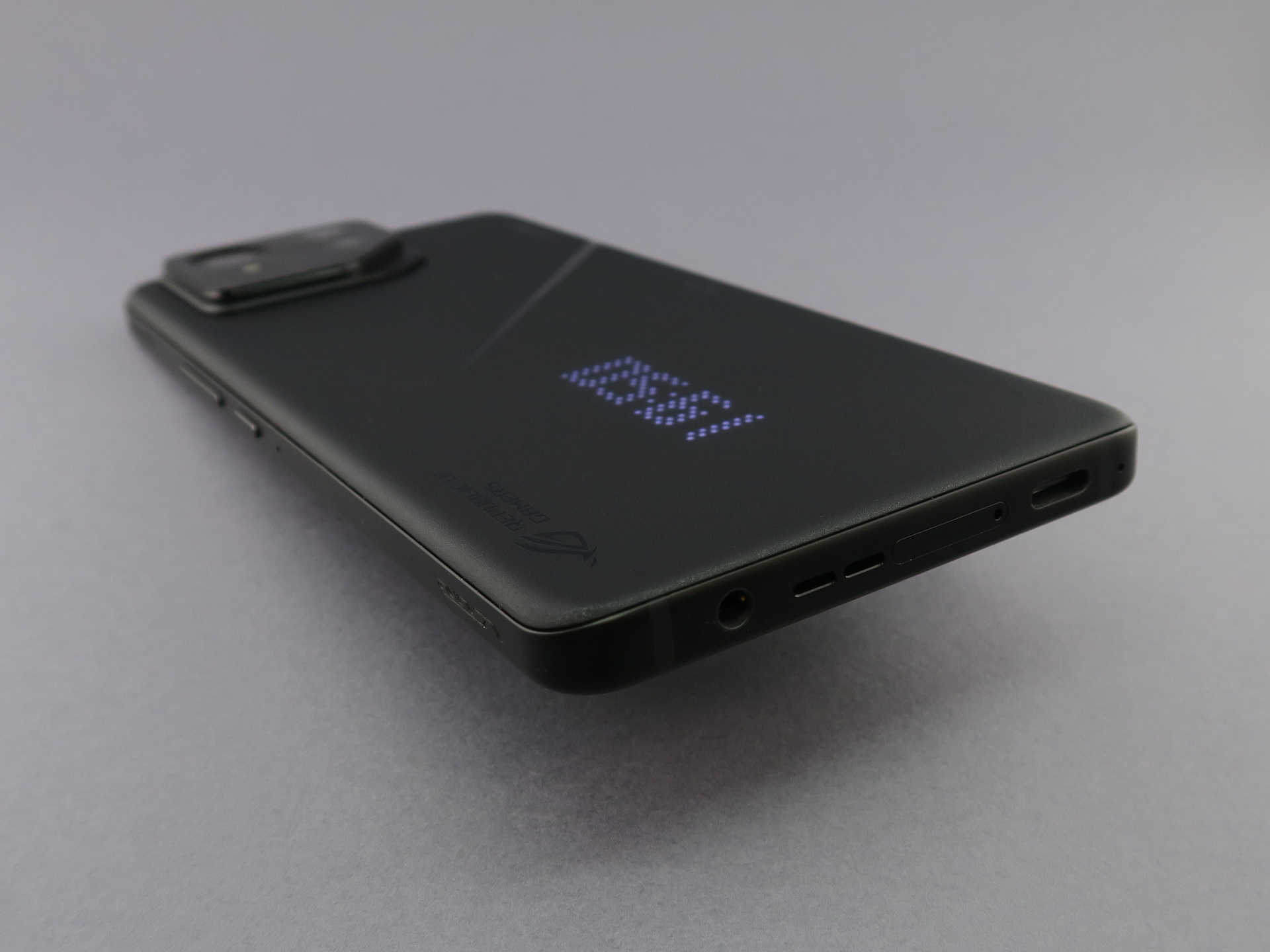 本体下部中央にはピンで取り出すタイプのSIMカードトレイを備える。左側（右側面側）には3.5mmイヤホンジャック、右側（左側面側）にはUSB Type-C外部接続端子を備える