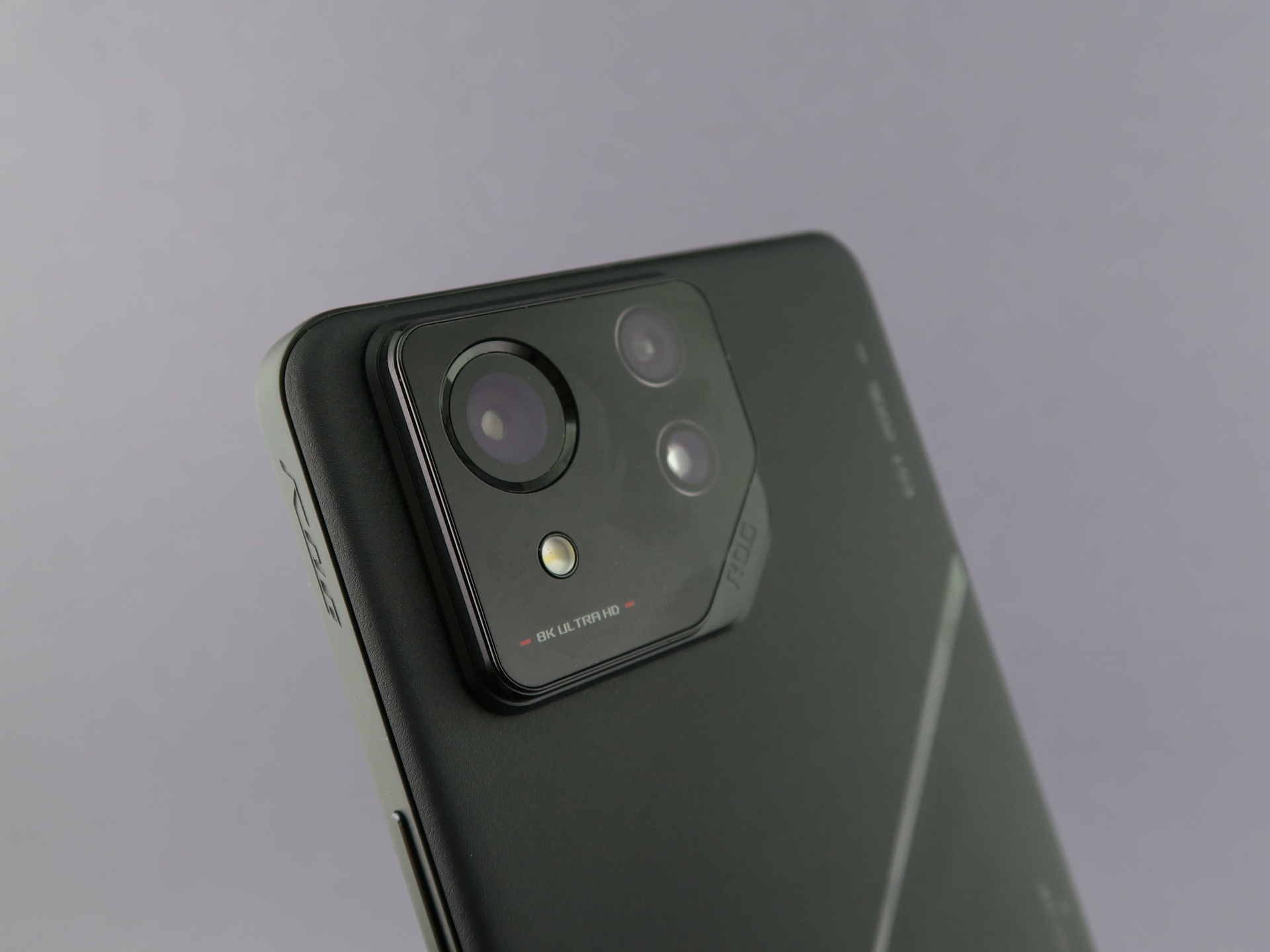 背面にはトリプルカメラを搭載する。もっとも大きなカメラが広角カメラ。その内側に超広角カメラと望遠カメラも備える