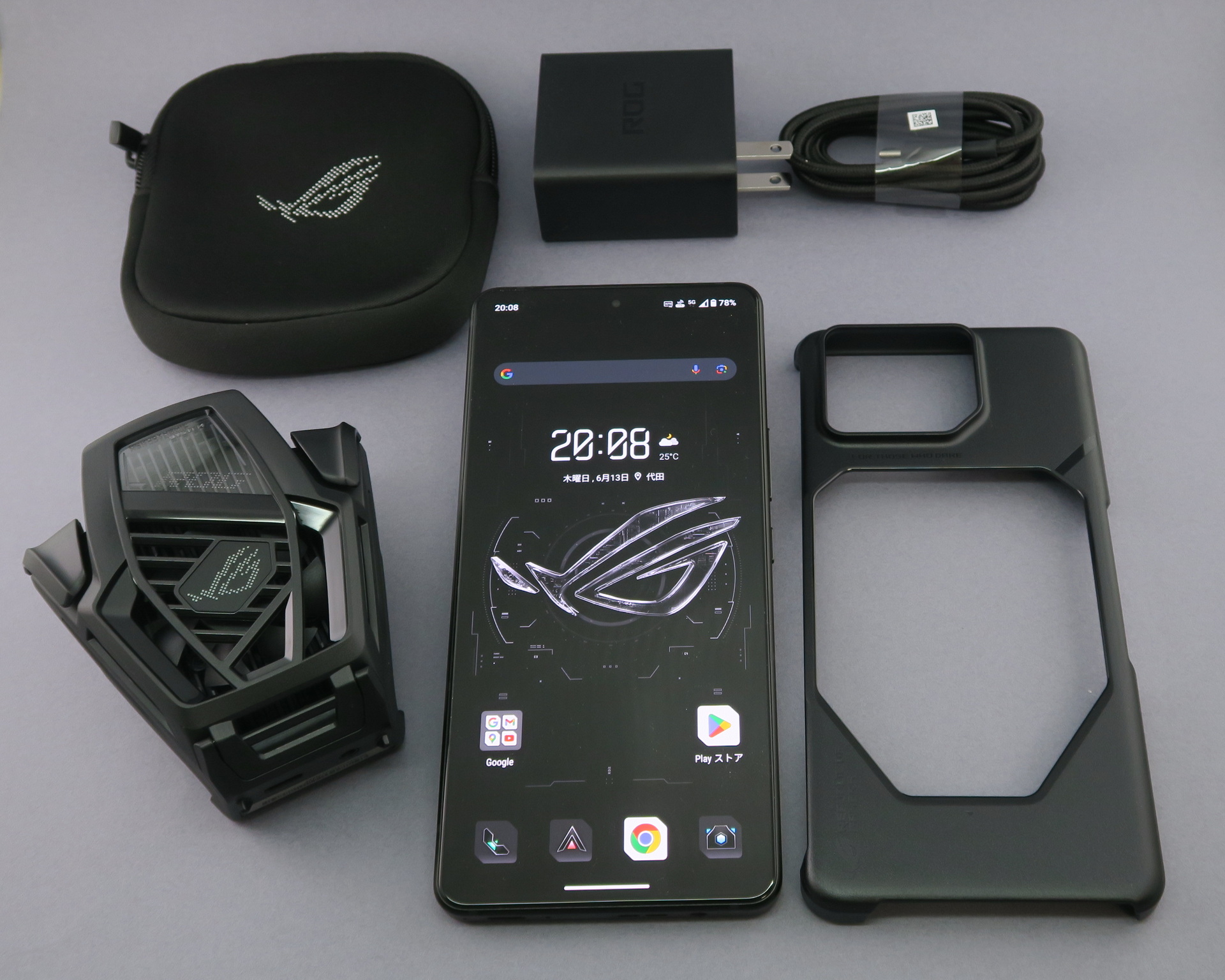 「ROG Phone 8 Pro Edition」には電源アダプタなどのほかに、「AeroActive Cooler X」やトラベルポーチが付属する