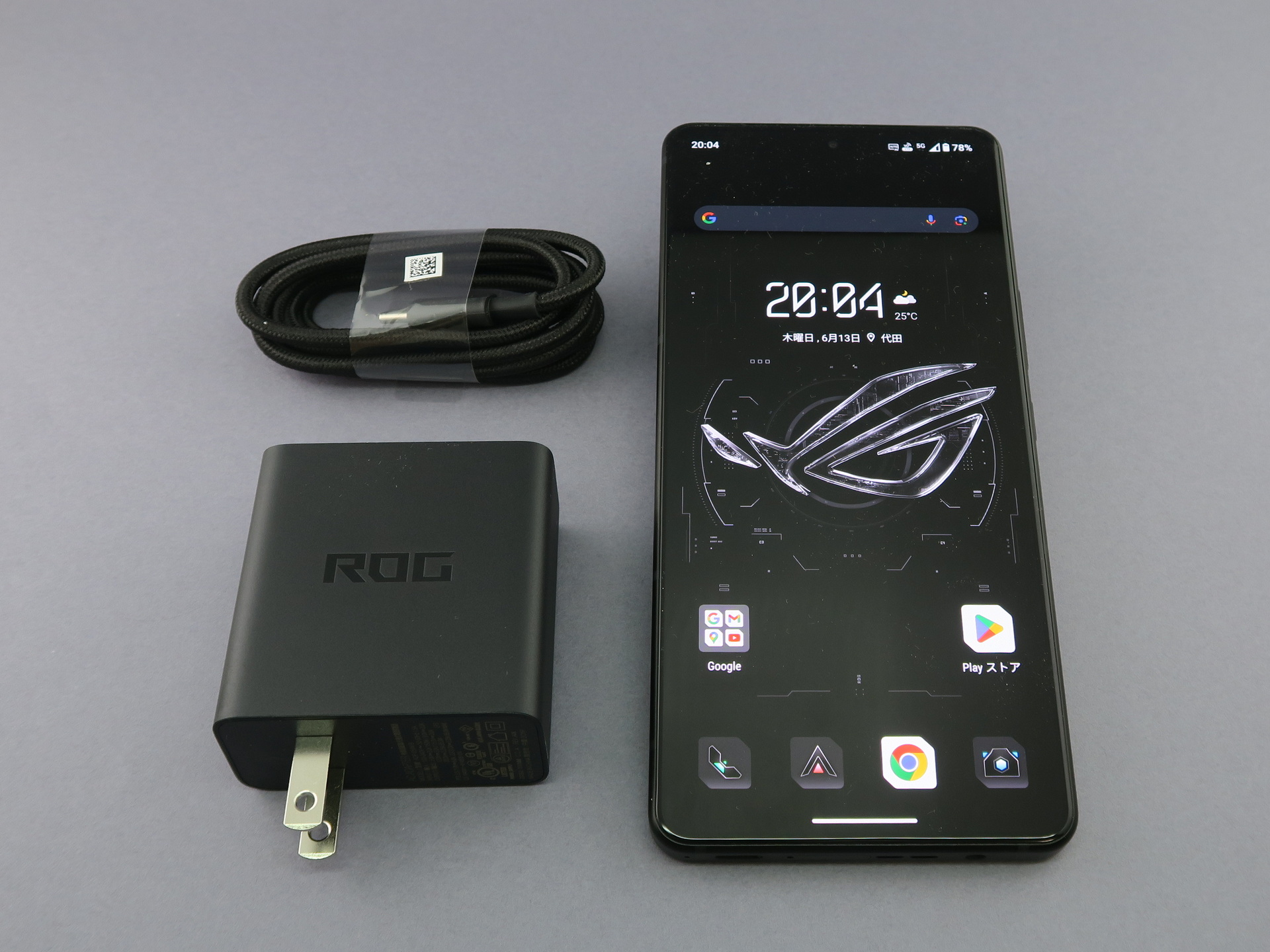 「ROG Phone 8 Pro」と「ROG Phone 8」のパッケージには、本体のほかに、65W対応電源アダプタ、USBケーブルが同梱される。写真にはないが、クリアケースも標準で付属