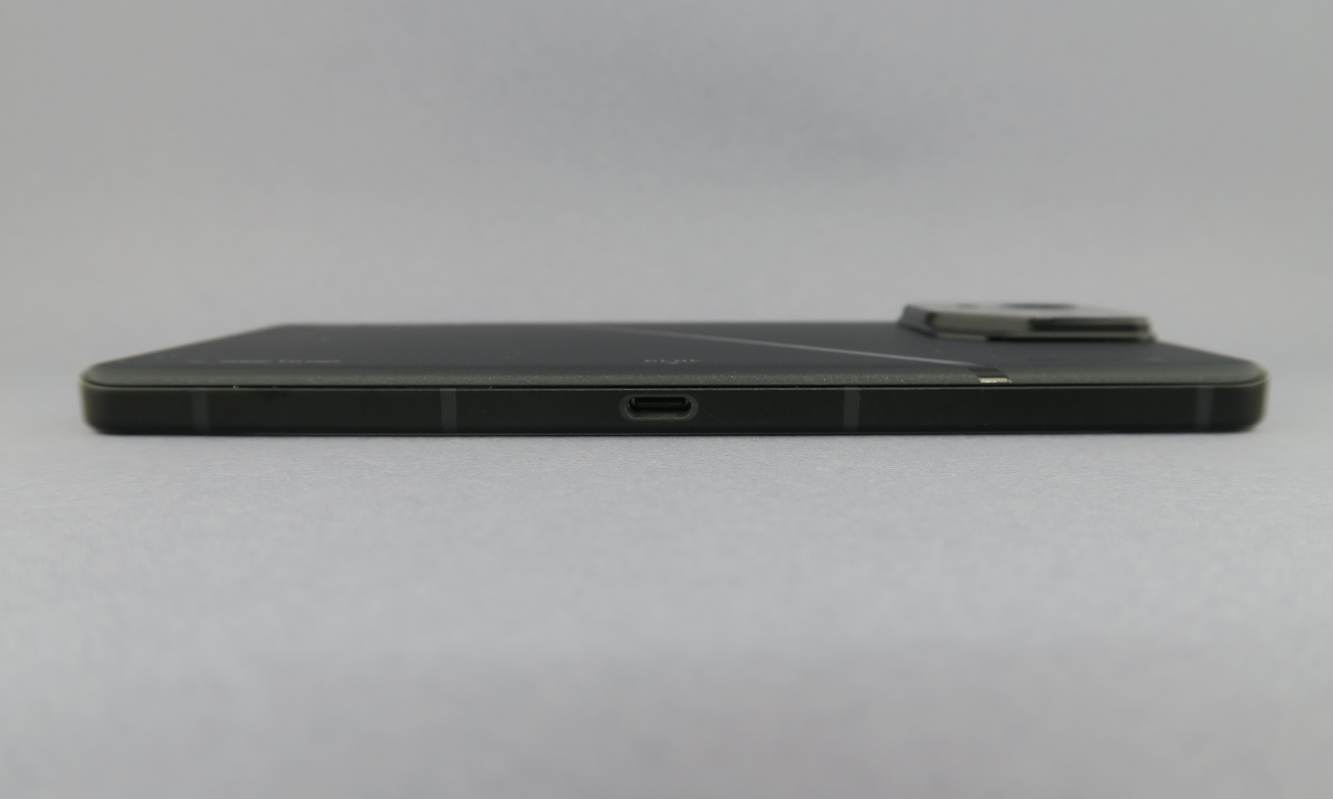 左側面にはUSB Type-C外部接続端子を備える。ケーブルを接続しての充電も可能だが、「AeroActive Cooler X」をドッキングするときに利用する