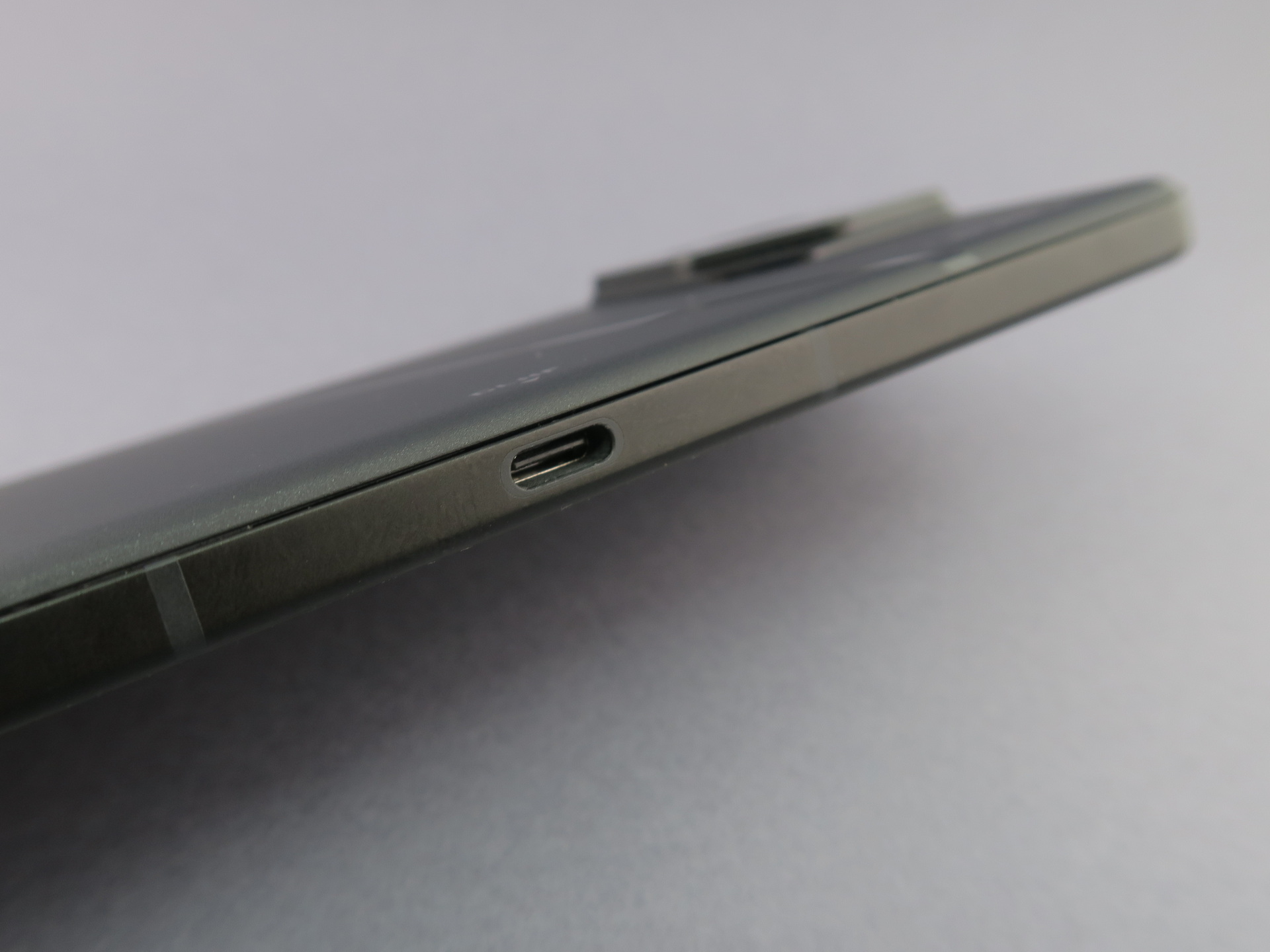 左側面のUSB Type-C外部接続端子はUSB 3.1対応だが、本体下部はUSB2.0対応