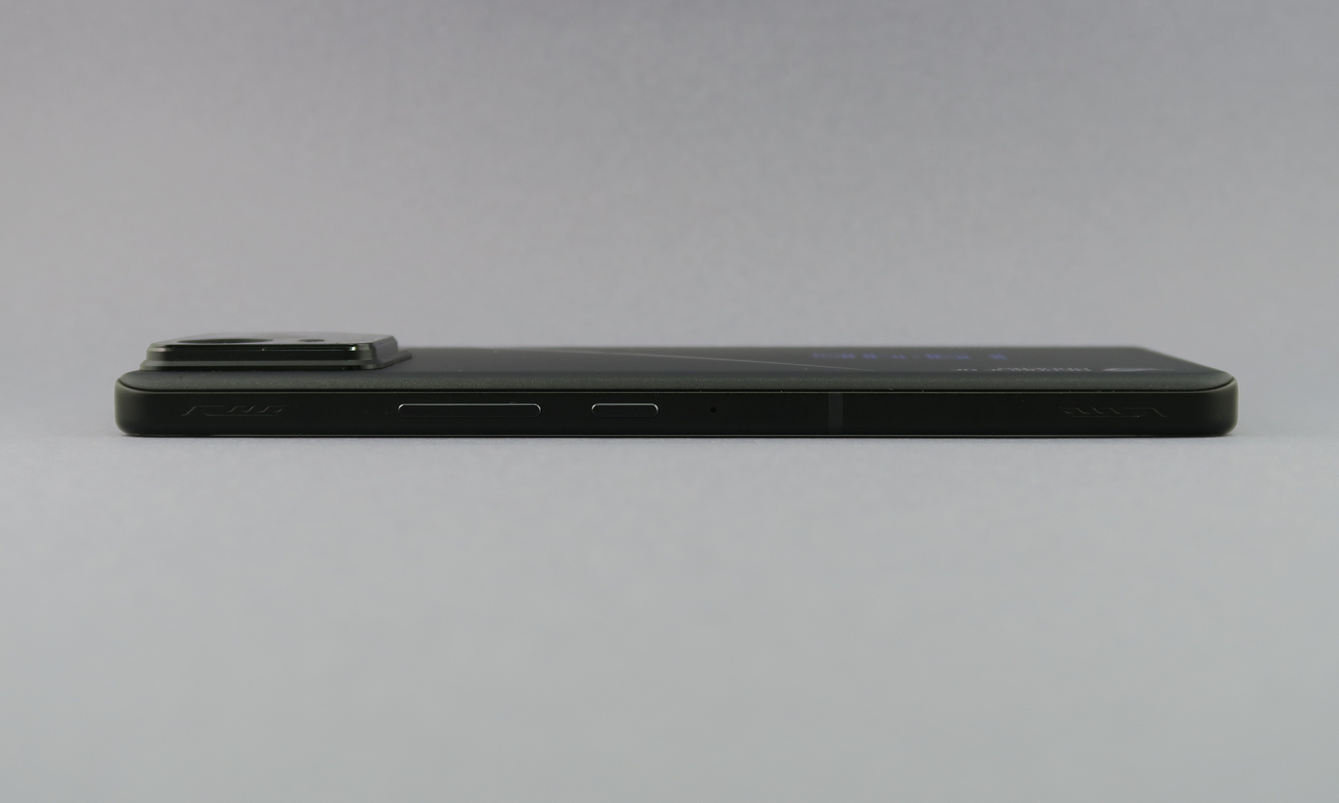 右側面はシーソー式の音量キー、電源ボタンを備える。カメラ部の突起は実測で約4mmと厚め