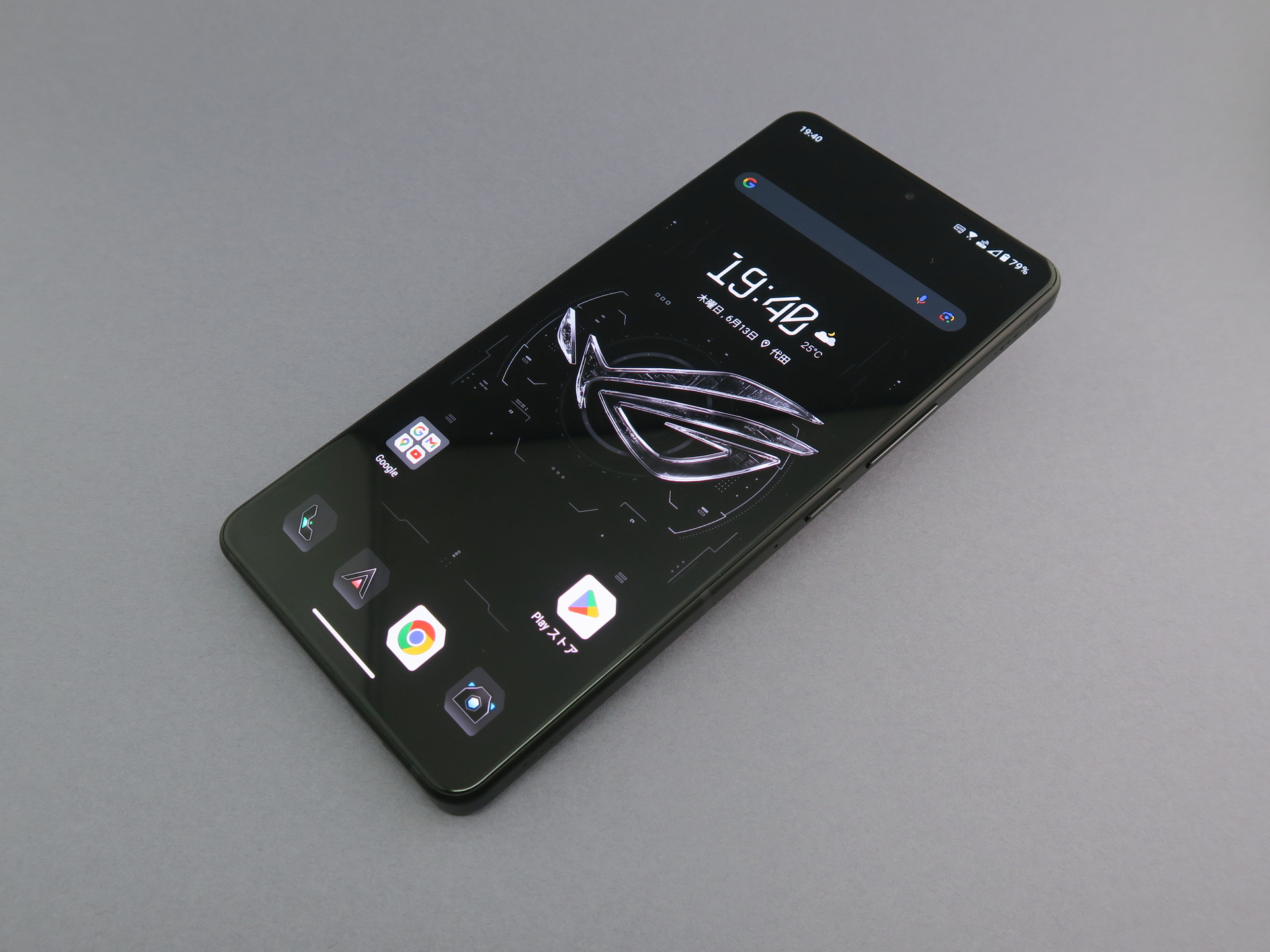 ASUS「ROG Phone 8 Pro」、約163.8mm（高さ）×76.8mm（幅）×8.9mm（厚さ）、約225g（重さ）、ファントムブラック（写真）をラインアップ