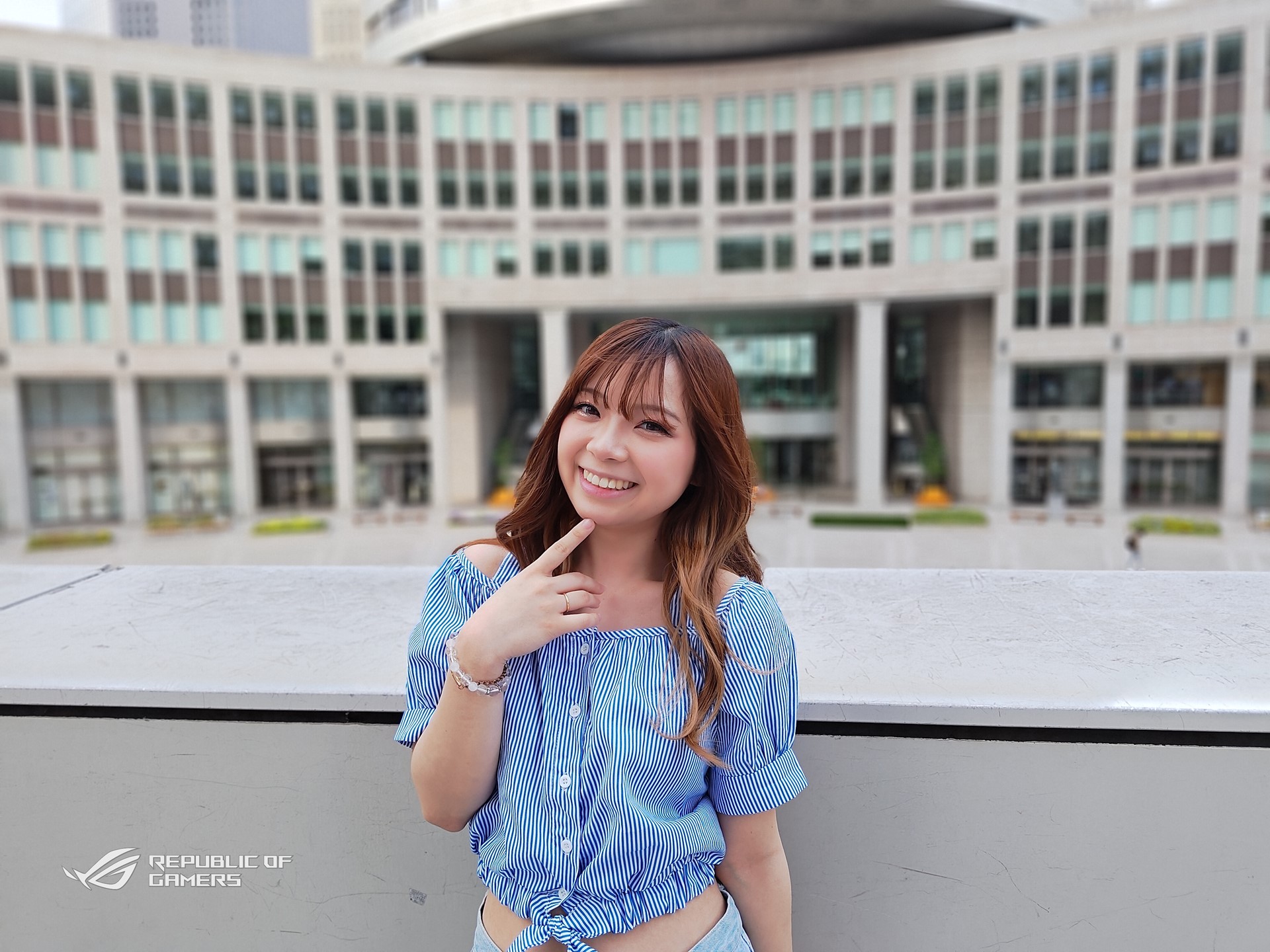 ポートレートで撮影。背景は自然なボケ。モデル：望月ゆうり（X（旧Twitter）：<a href="https://x.com/Tiara00107">@Tiara00107</a>、<a href="https://www.instagram.com/mochi.yuri_/">Instagram：@mochi.yuri_</a>、所属：<a href="http://bonbon-famin.com/">ボンボンファミン・プロダクション</a>）