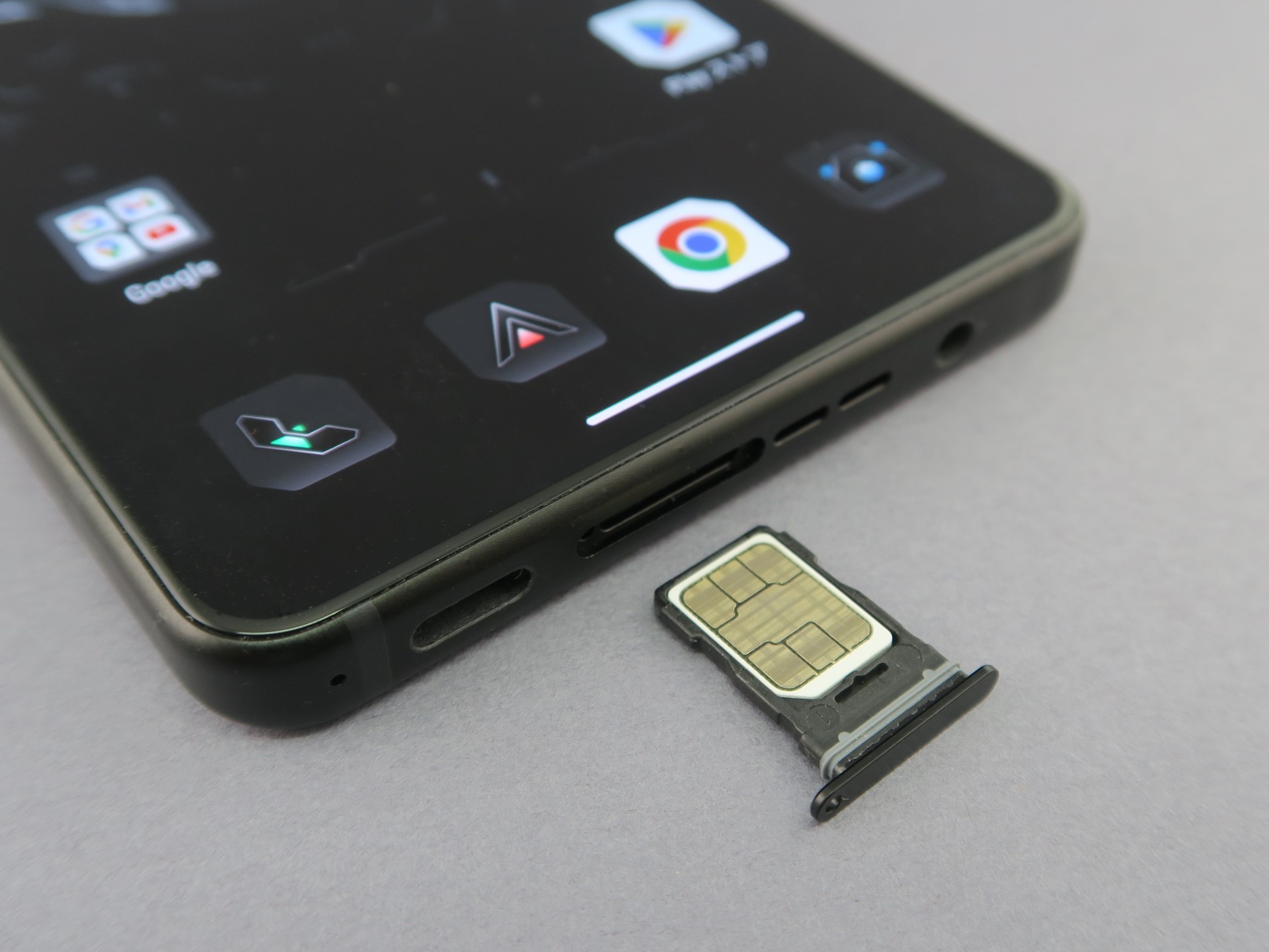 本体下部にピンで取り出すタイプのSIMカードトレイを備える。トレイの表裏に2枚のnanoSIMカードを装着可能