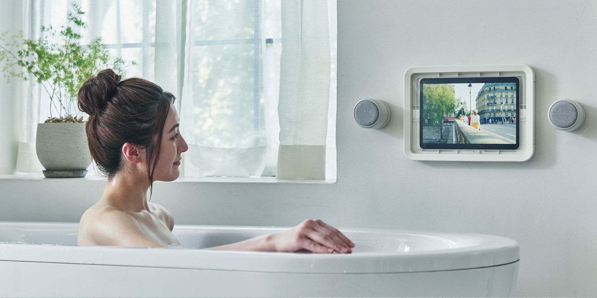 Bluetoothスピーカー「MAGSPEAKER DUO」の使用例。