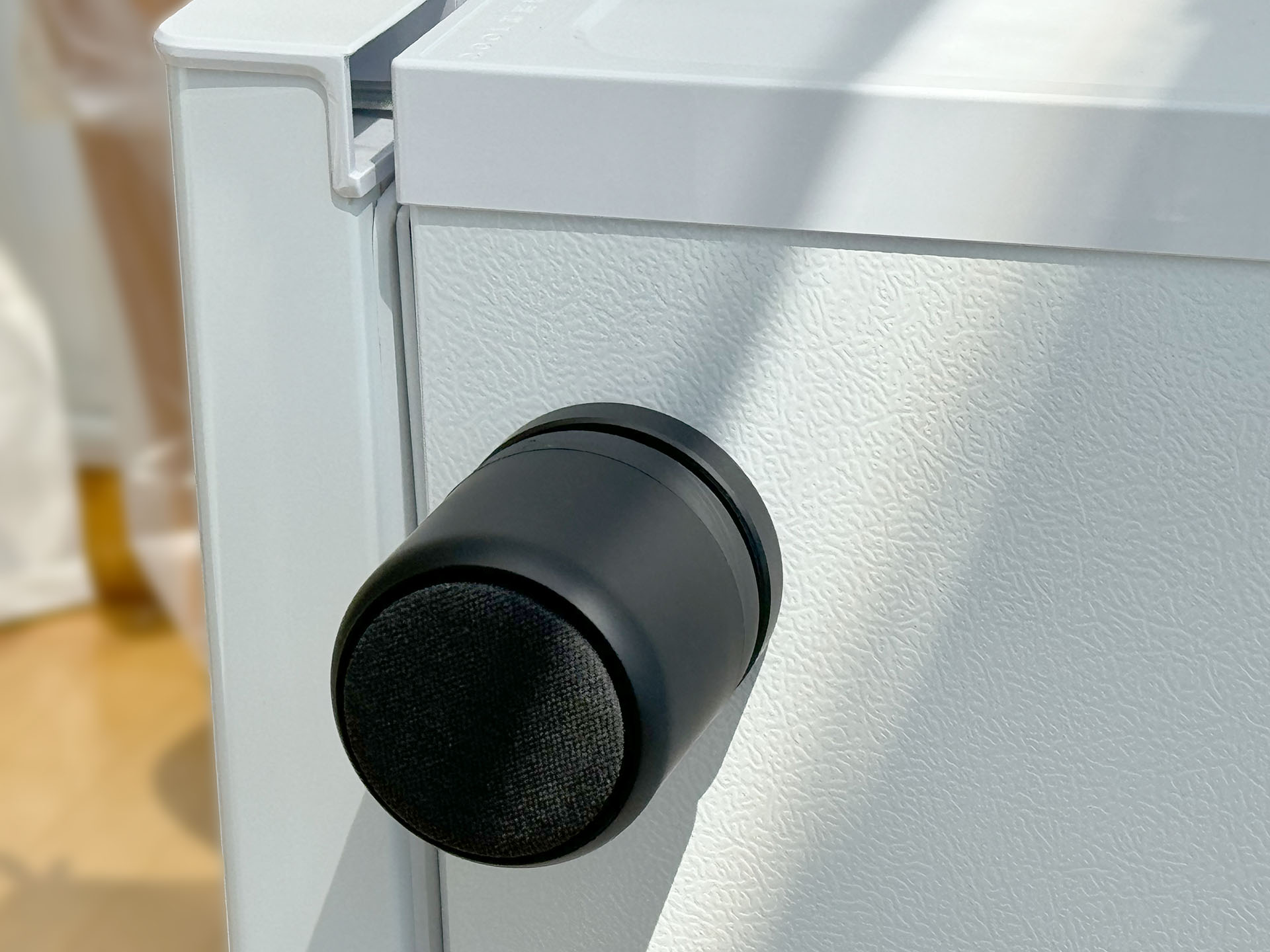 試しに冷蔵庫の側面に吸着させてみた。磁力はしっかり強く、不安感ナシで吸着固定できた。