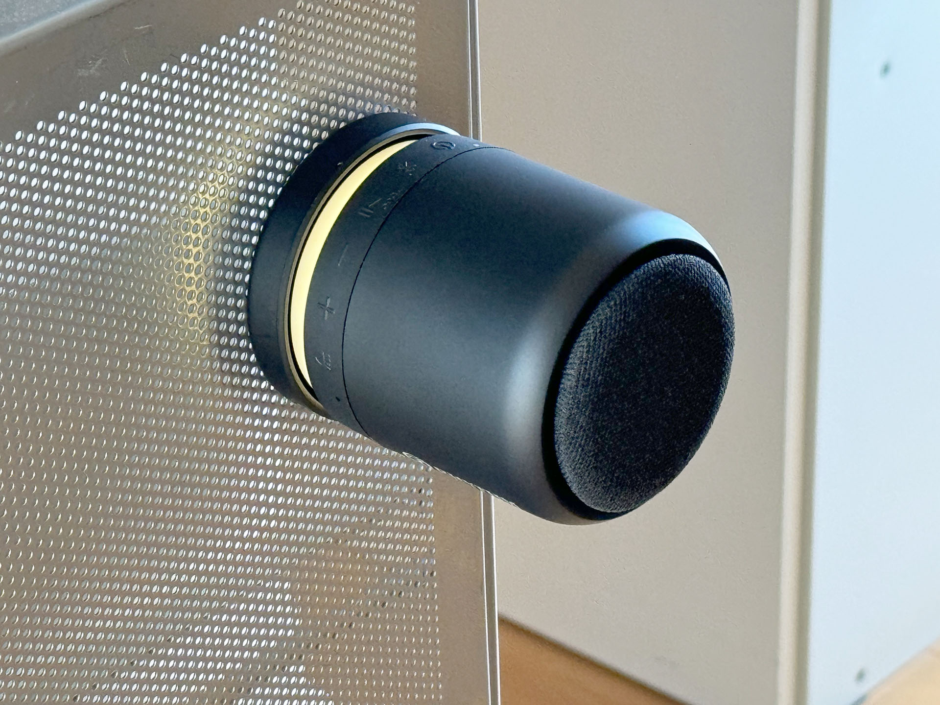 スチール棚の側面にあるメッシュのスチールプレートに吸着。安定的に固定できた。