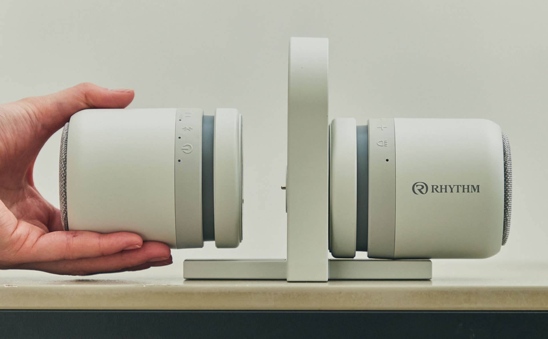 付属の充電台にスピーカーをマグネット着脱できる。くっつけると充電開始。お手軽。スピーカーは充電台に吸着させたままでも使える。