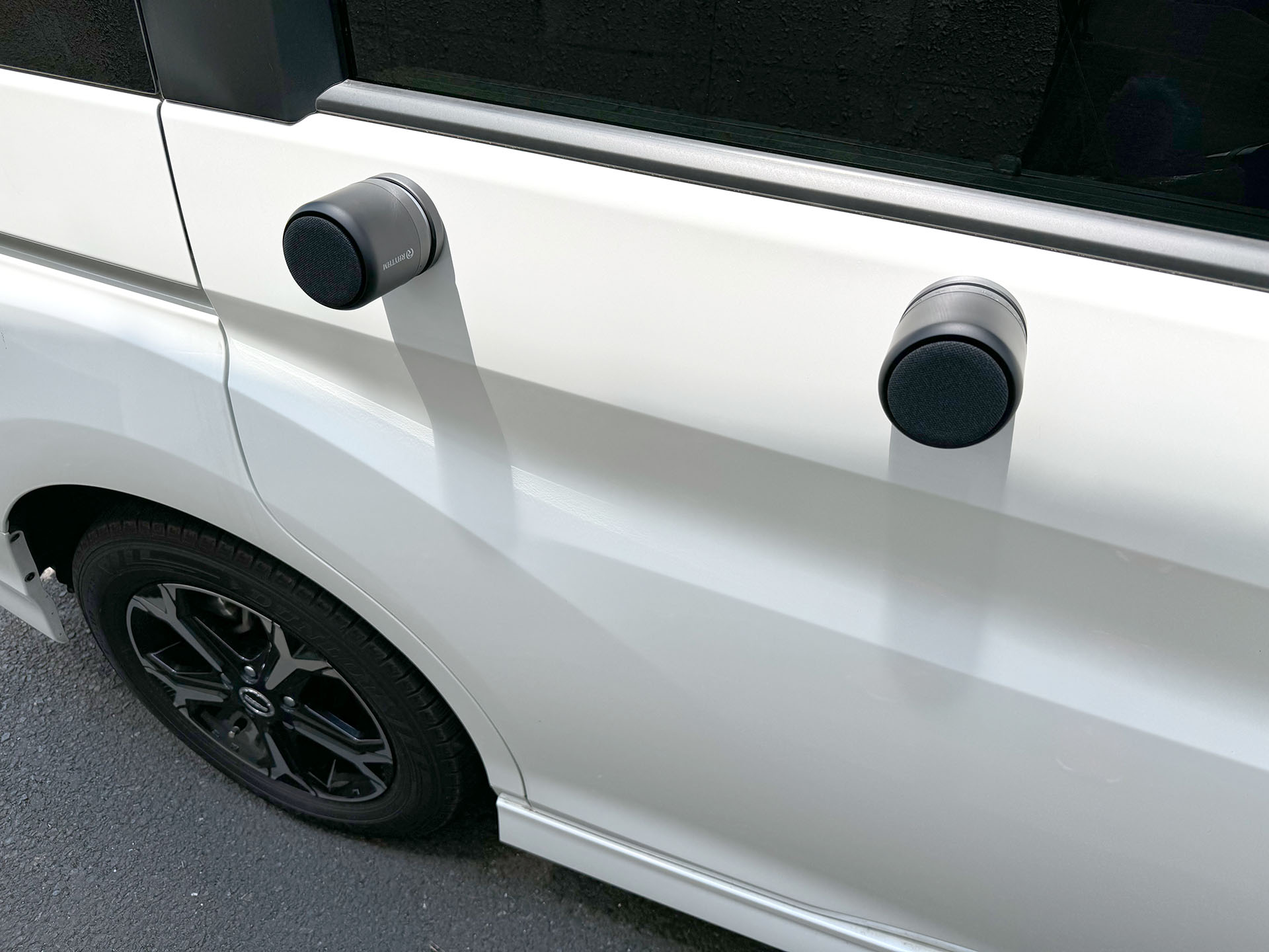 ミニバンのスライドドアに吸着させてみた。