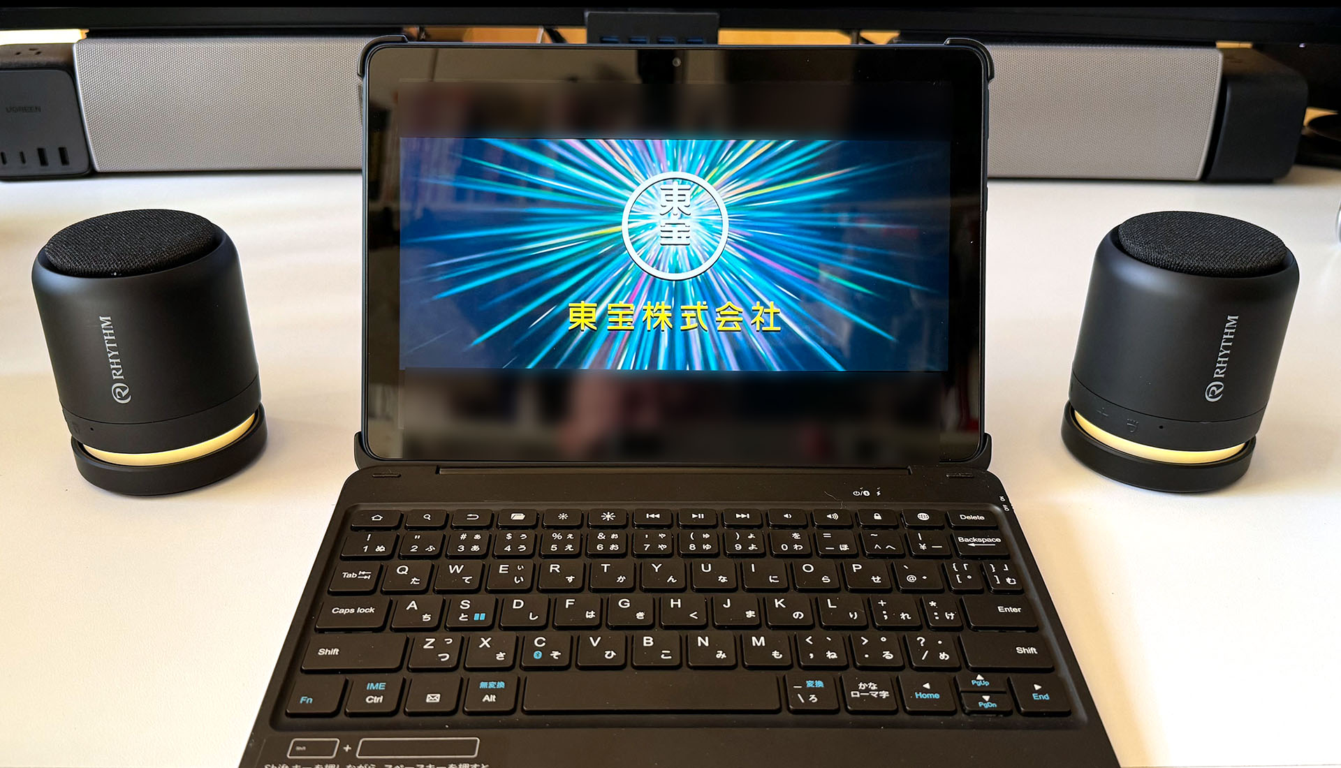 タブレット端末での映画視聴。タブレットやノートPCの内蔵スピーカーと比べると、MAGSPEAKER DUOの音質のほうがずっと高品位。また、2本のスピーカーをこの程度遠ざけるだけでも、映画など映像コンテンツの臨場感がかなり増して愉快。