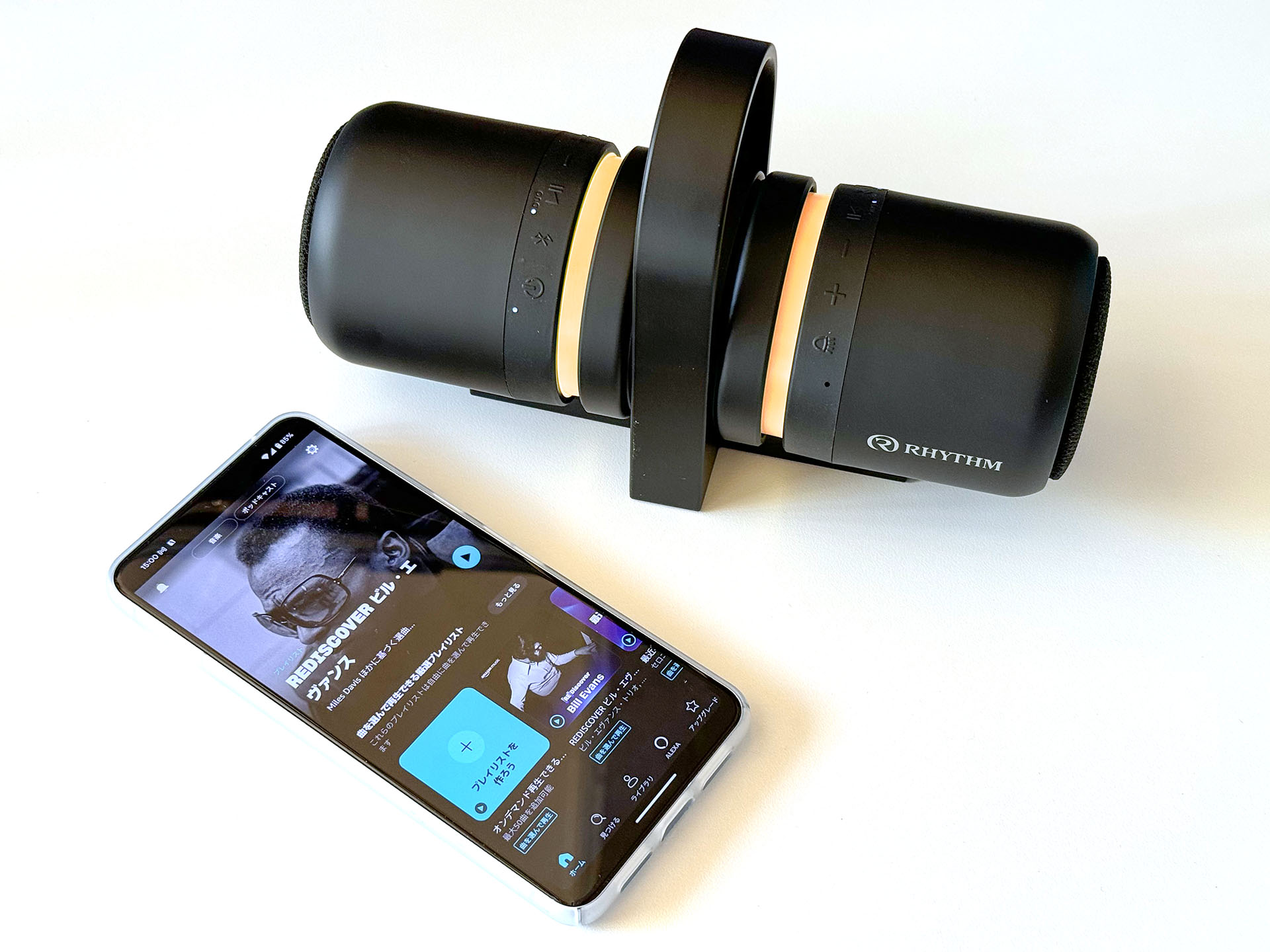 使用中のGoogle Pixel 8 Proと並べた様子。スピーカーサイズは95×75×75mmで、充電スタンドサイズは130×130×75mm。MAGSPEAKER DUOはけっこーコンパクトにまとまって扱いやすい。